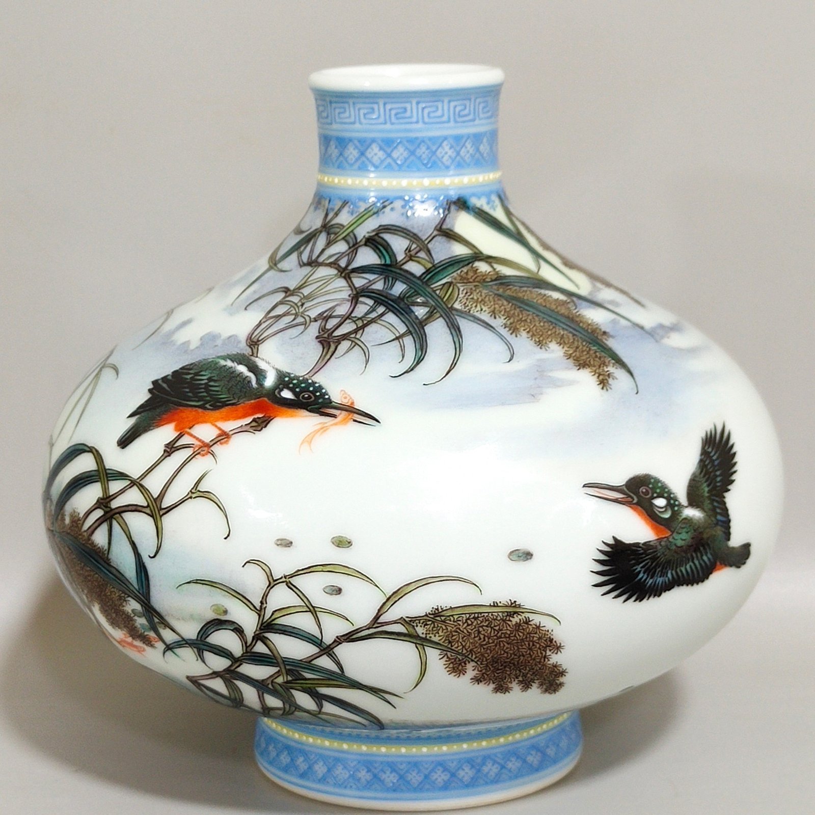 Qing Dynasty Qianlong green edged reed kingfisher vase