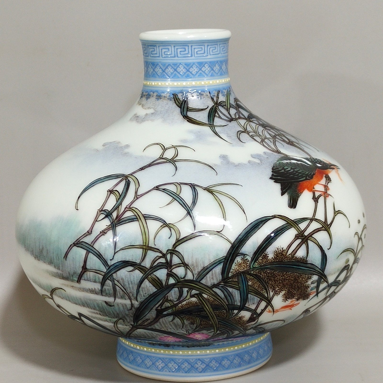 Qing Dynasty Qianlong green edged reed kingfisher vase