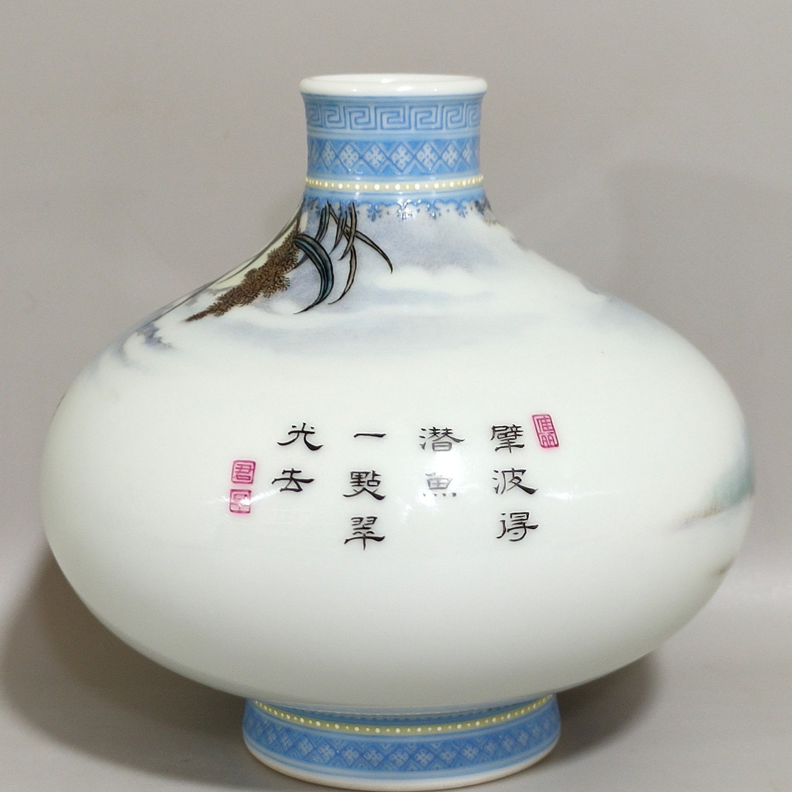 Qing Dynasty Qianlong green edged reed kingfisher vase