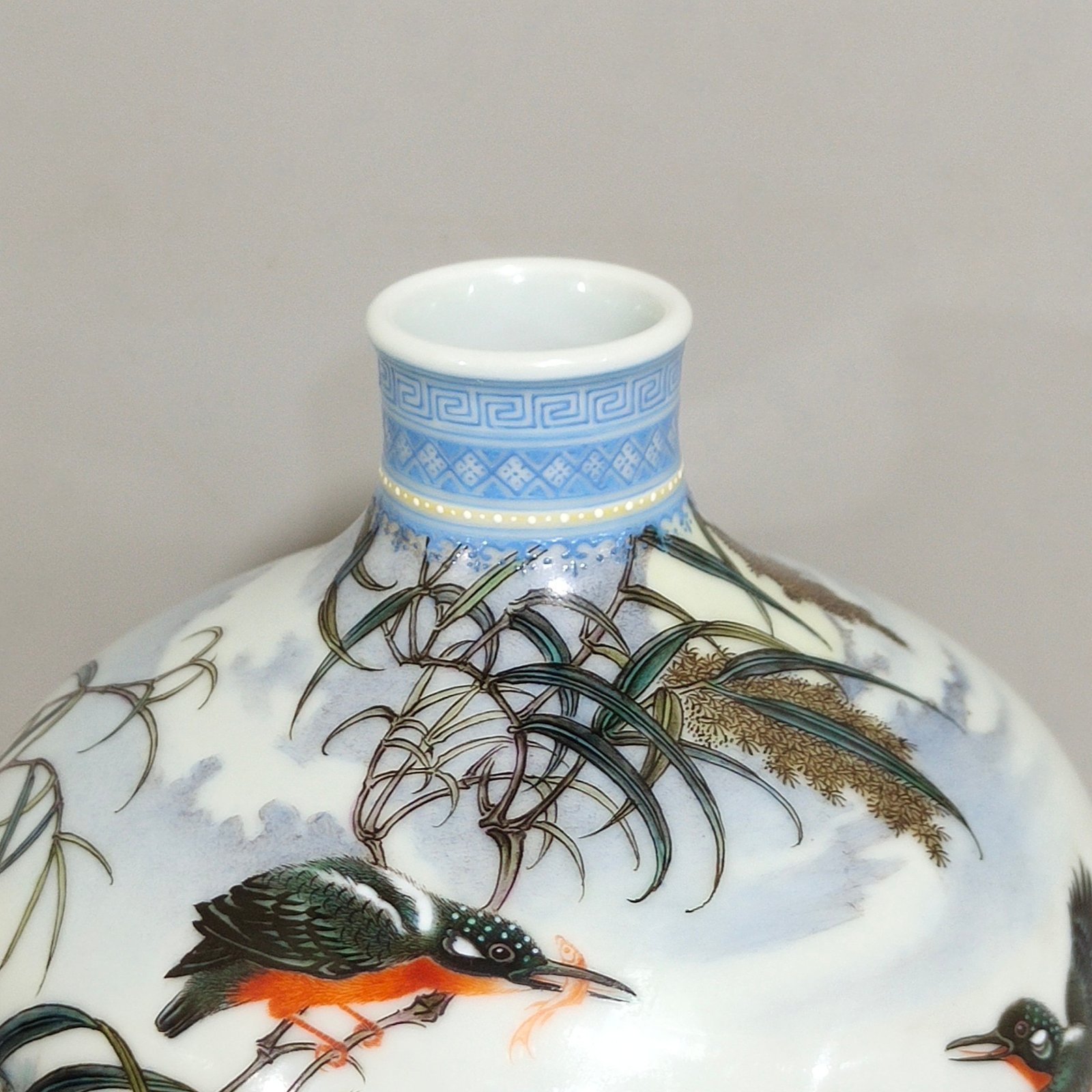 Qing Dynasty Qianlong green edged reed kingfisher vase