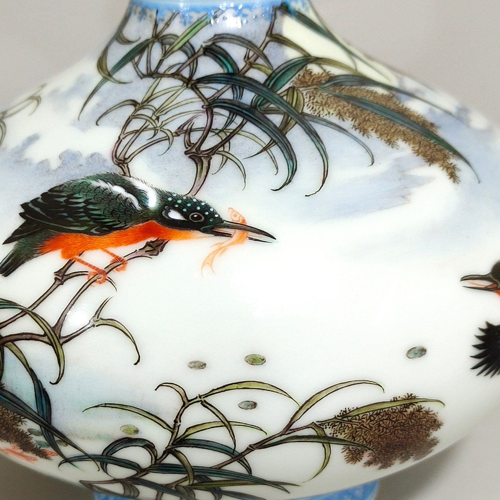 Qing Dynasty Qianlong green edged reed kingfisher vase