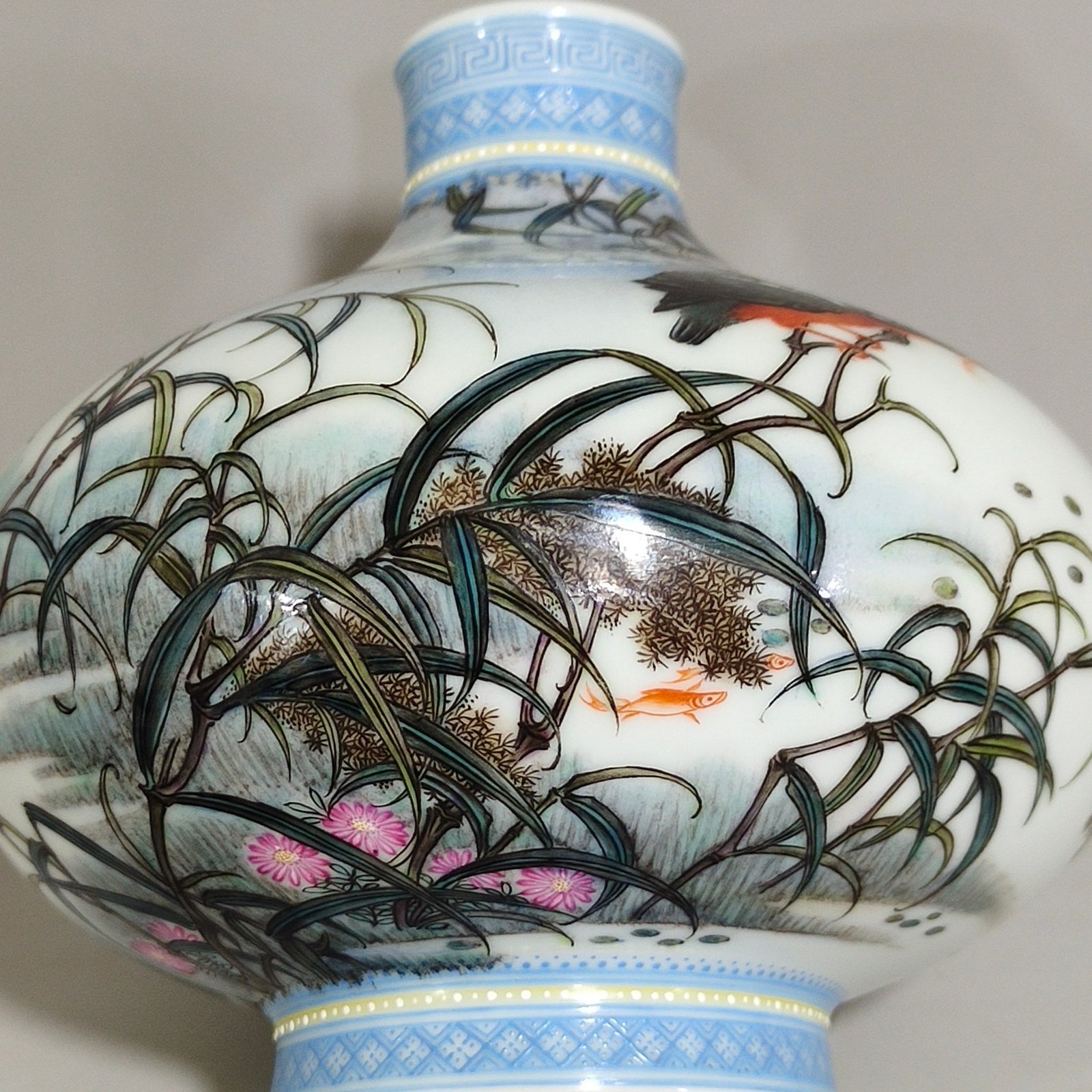 Qing Dynasty Qianlong green edged reed kingfisher vase