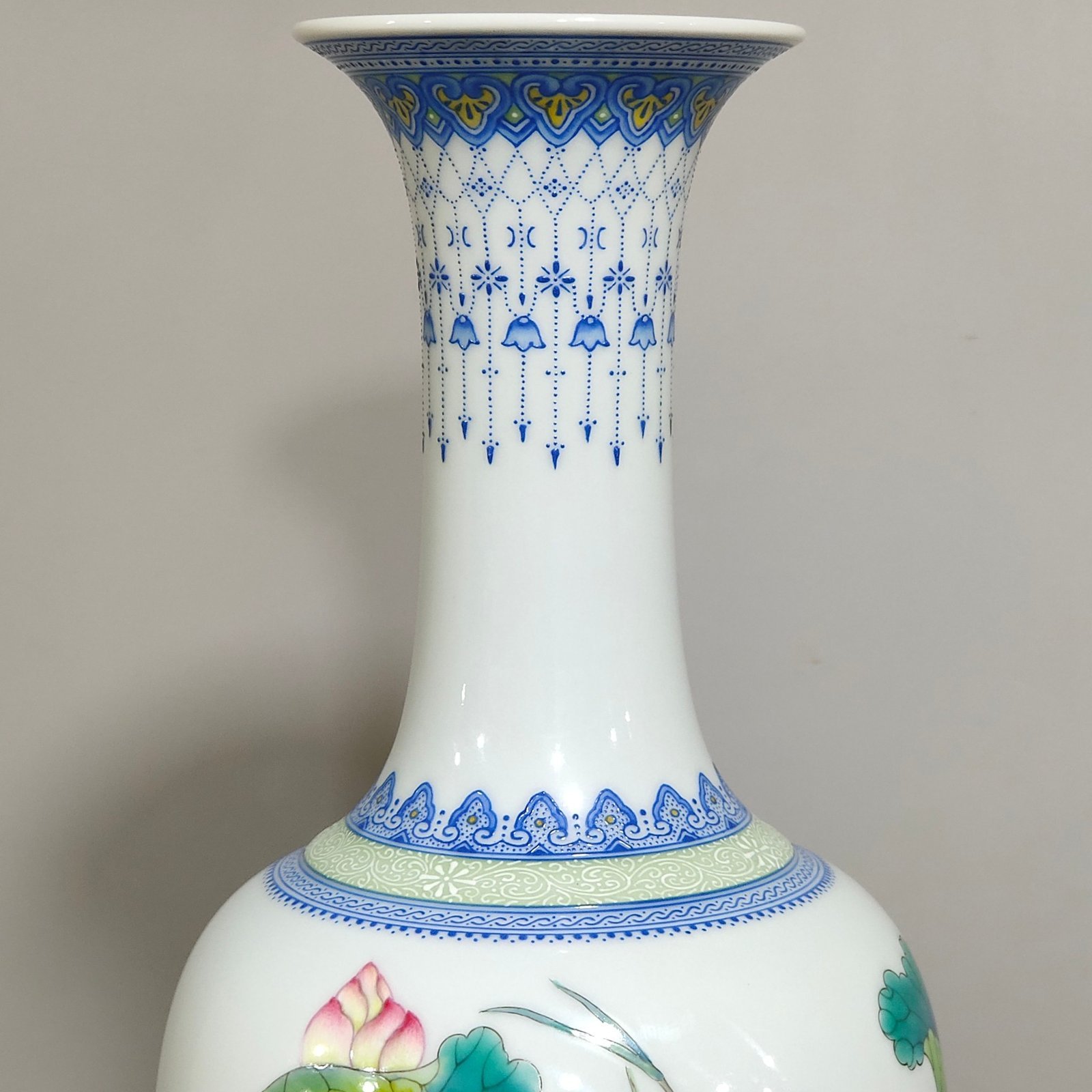 Qing Dynasty Qianlong green edged green edged vase inscribed with poems