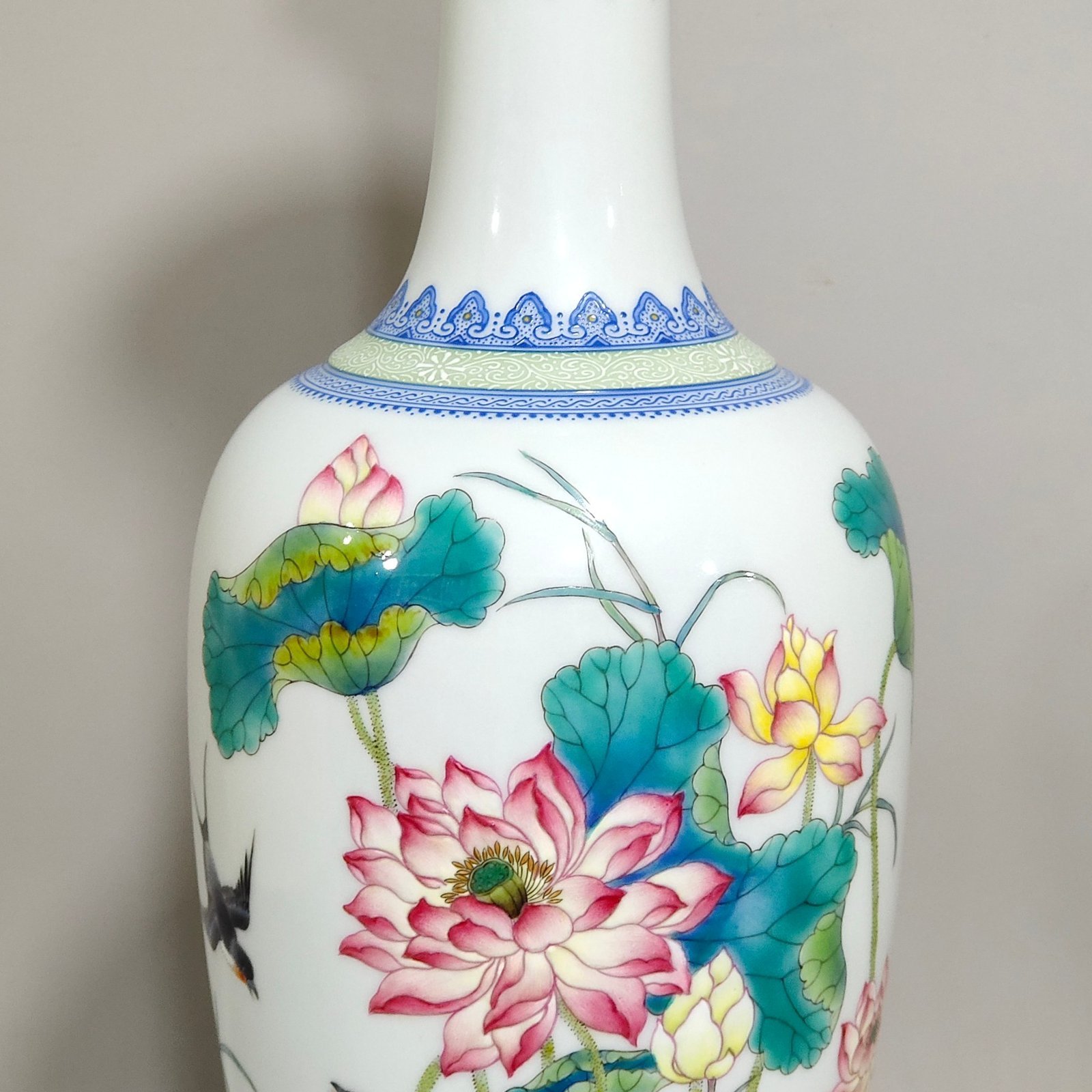 Qing Dynasty Qianlong green edged green edged vase inscribed with poems