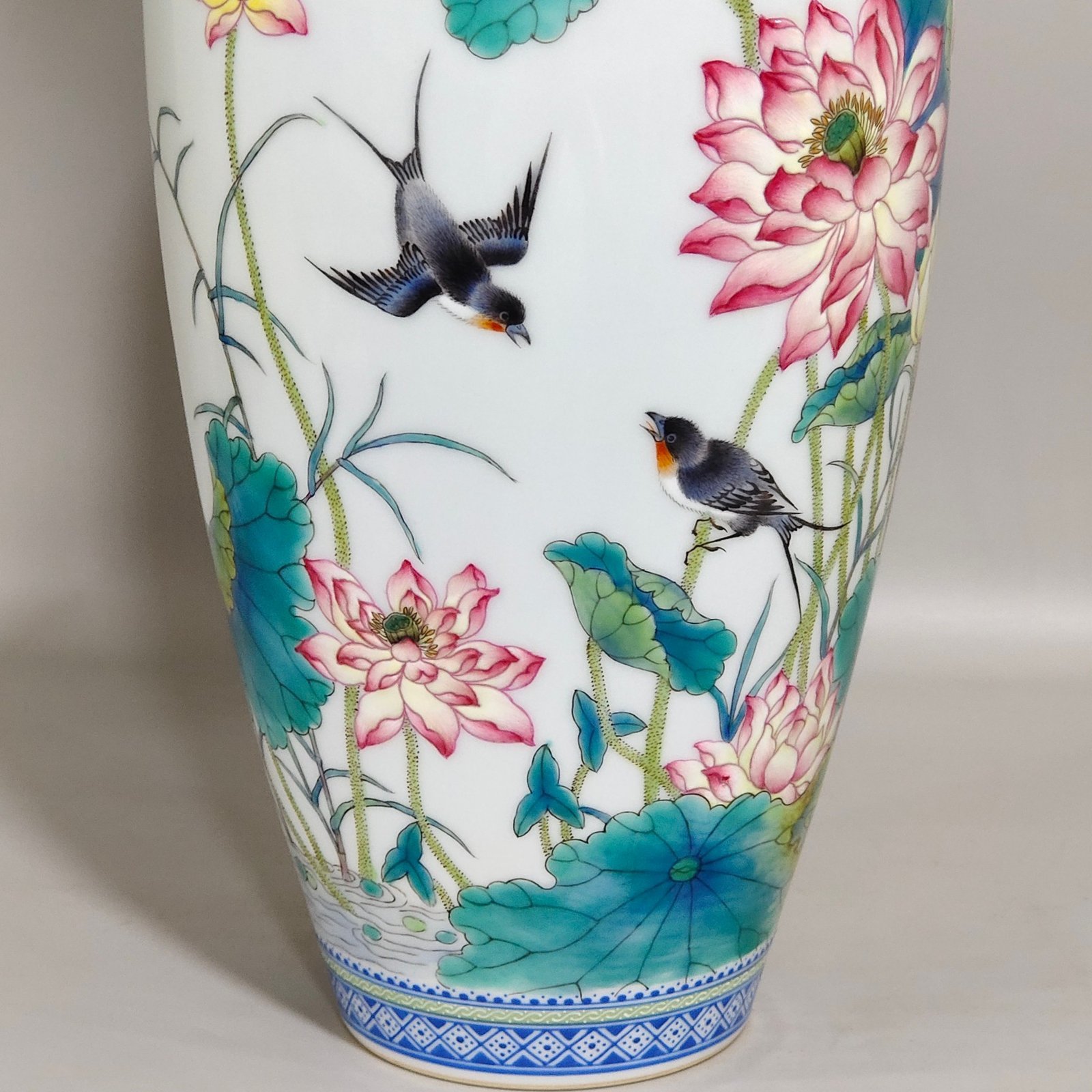 Qing Dynasty Qianlong green edged green edged vase inscribed with poems