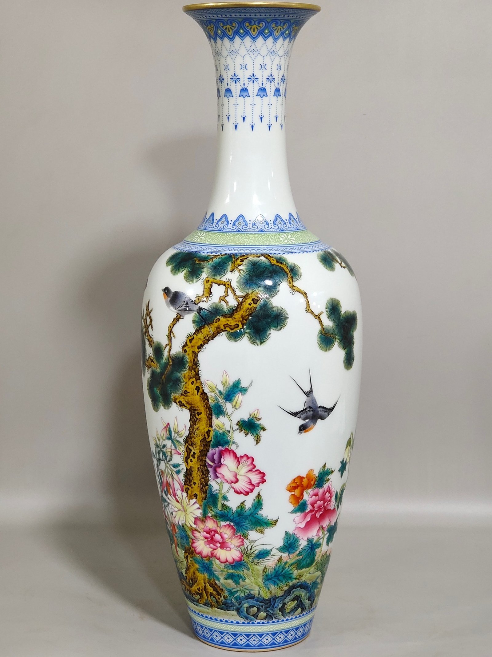 Qing Dynasty Qianlong green edged flask with poems about flowers and birdsQing Dynasty