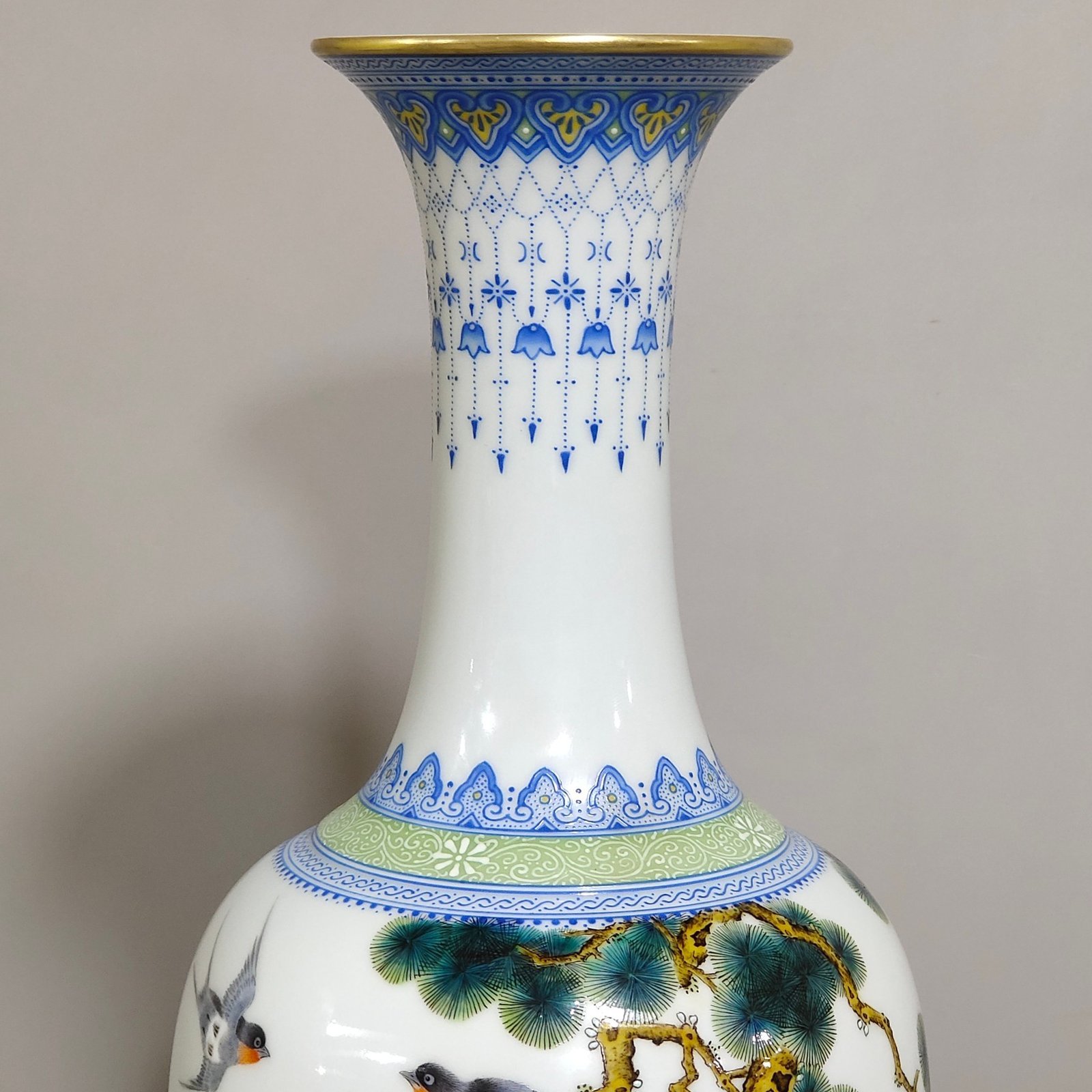Qing Dynasty Qianlong green edged flask with poems about flowers and birdsQing Dynasty