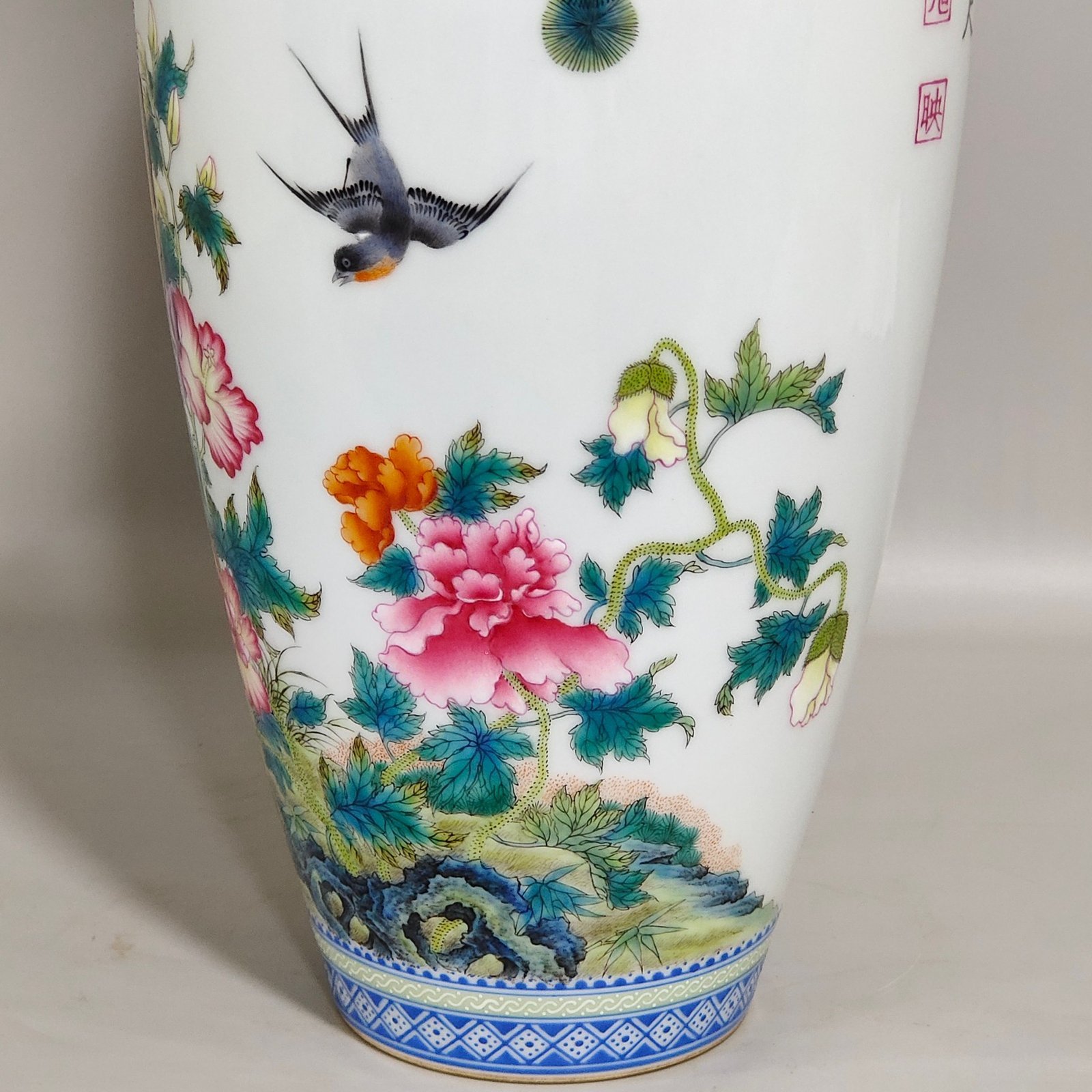 Qing Dynasty Qianlong green edged flask with poems about flowers and birdsQing Dynasty