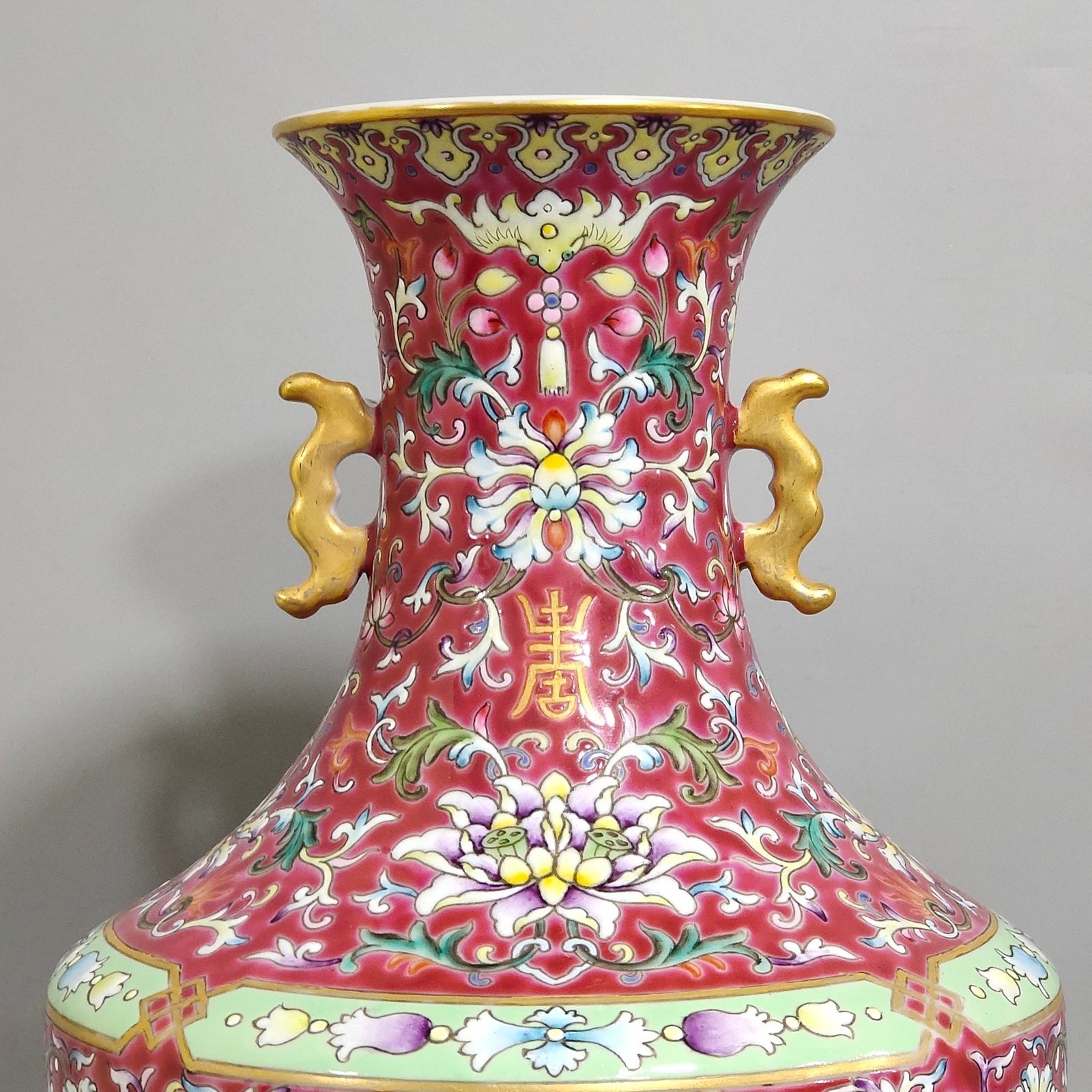 Qing Dynasty Qianlong rouge ground window character story amphora