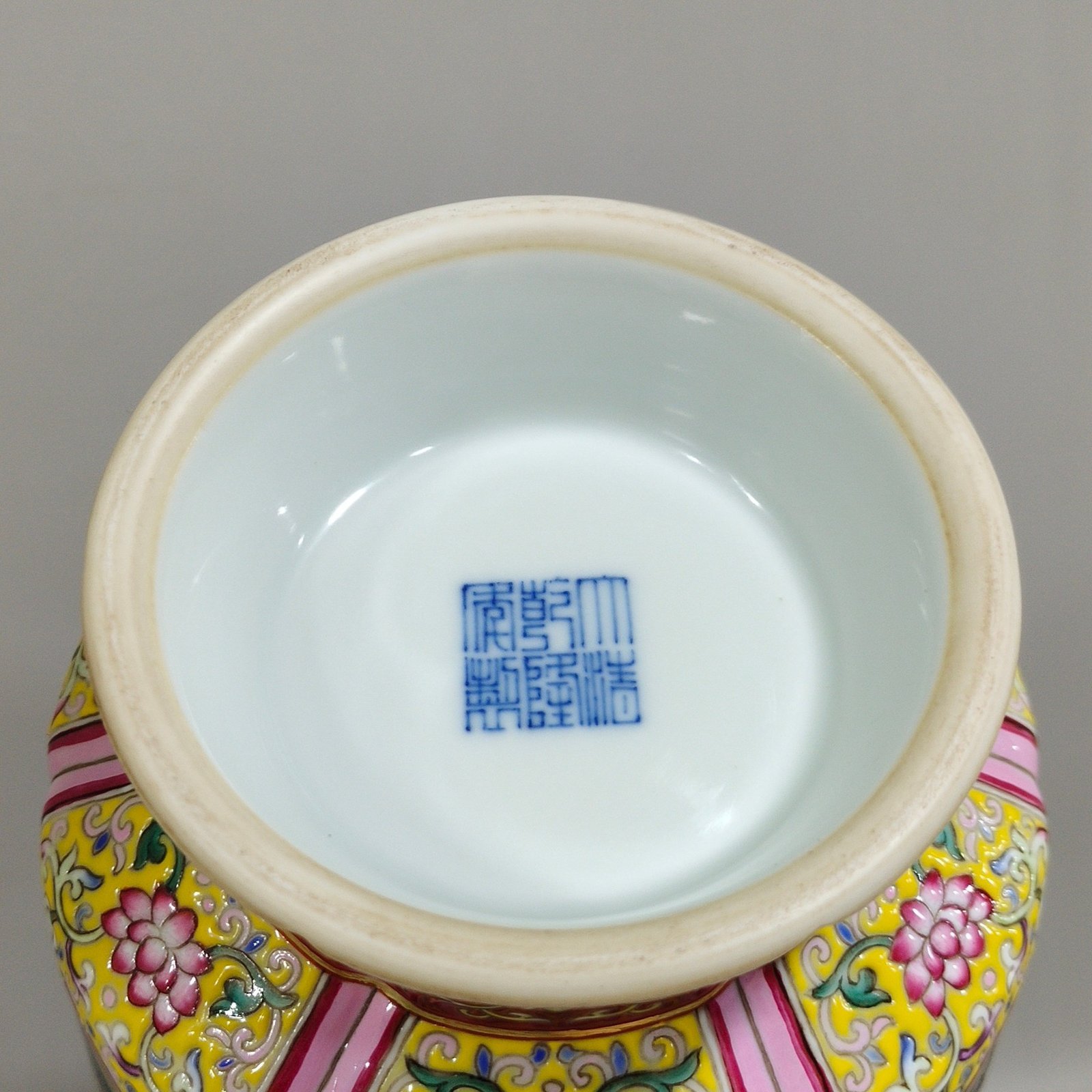 Qing Dynasty Qianlong rouge red landscape poem inscribed with sunflower mouth vase
