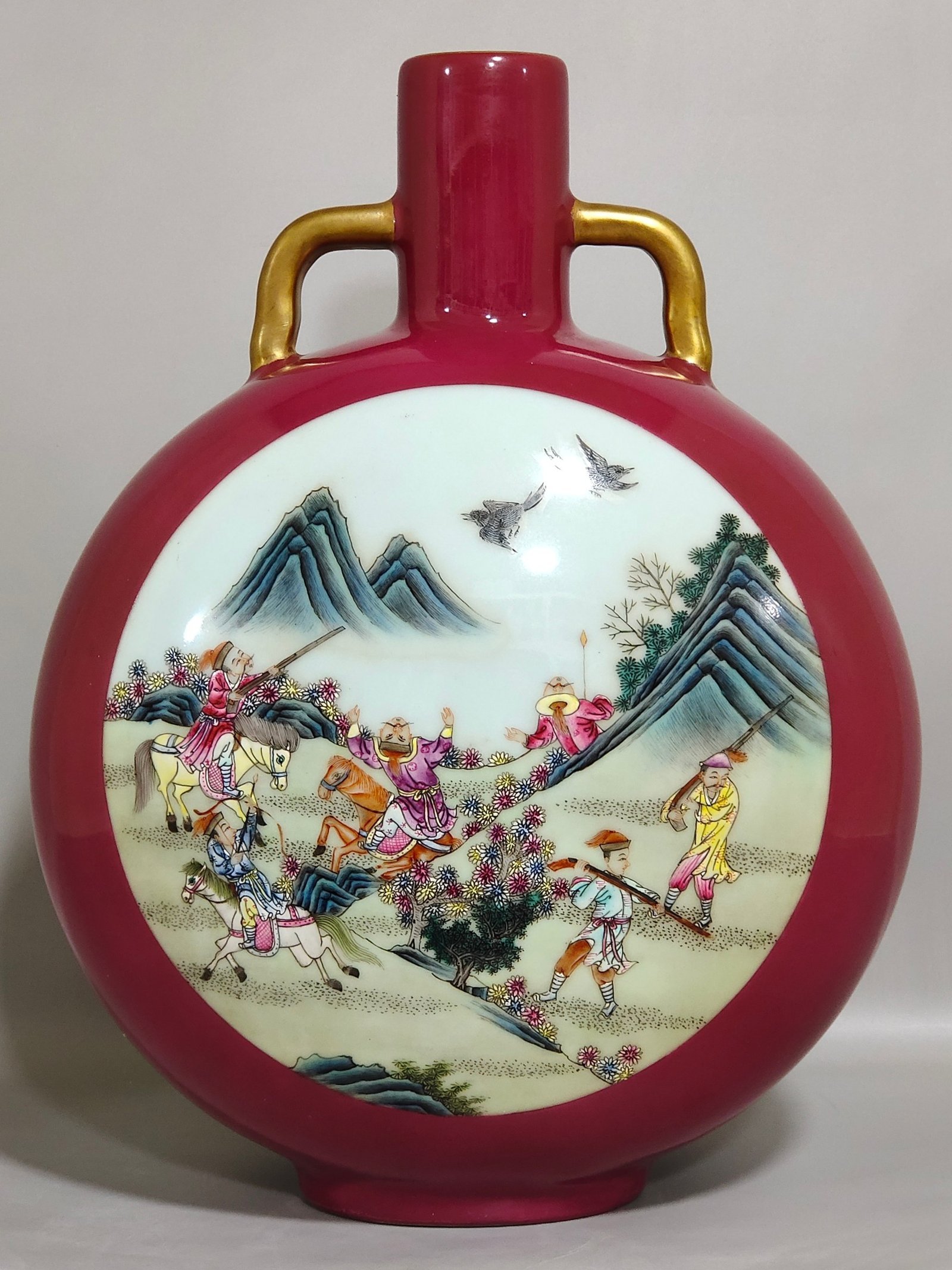 Qing Dynasty Qianlong rouge red window hunting picture holding the moon vase