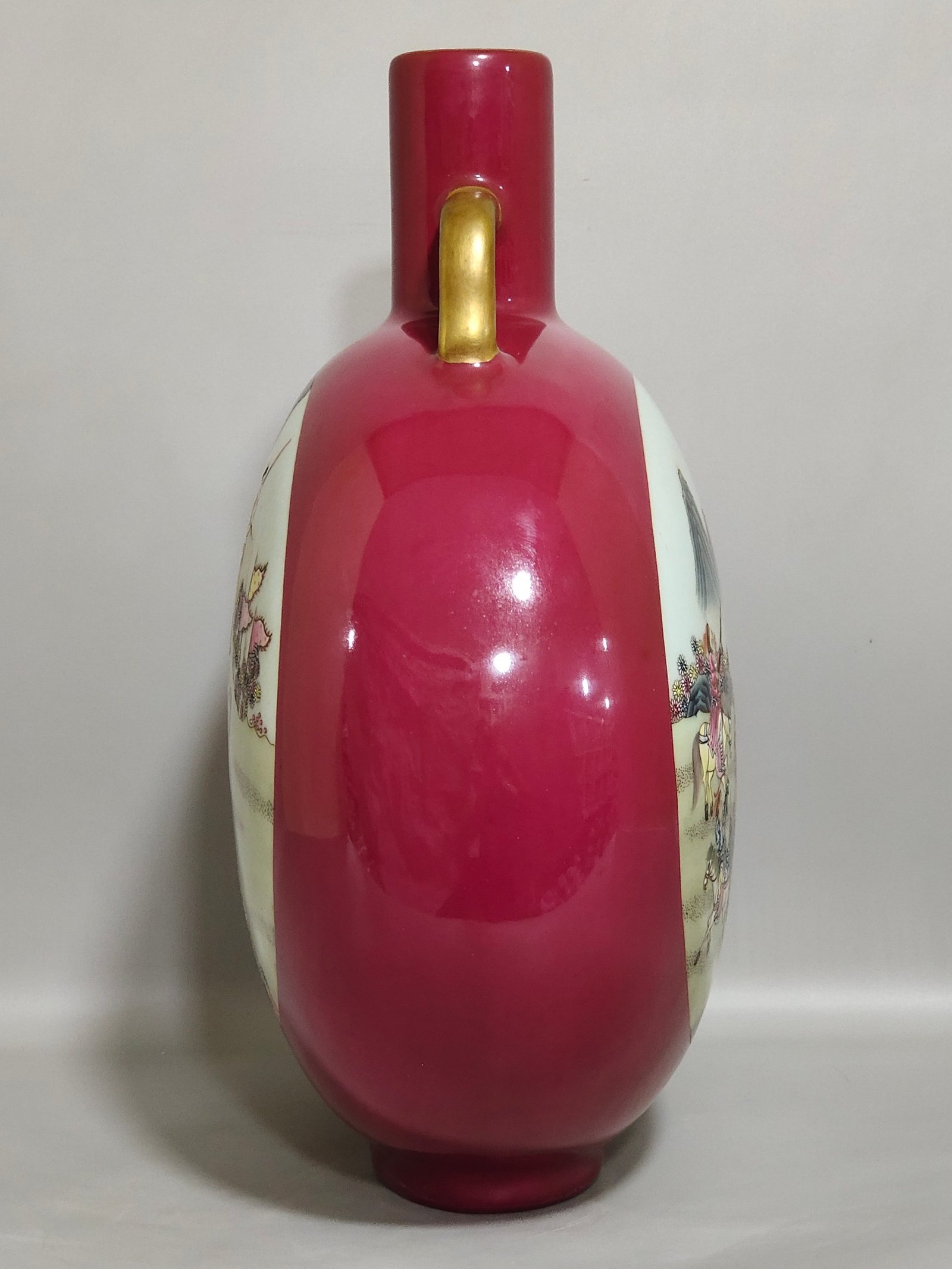 Qing Dynasty Qianlong rouge red window hunting picture holding the moon vase