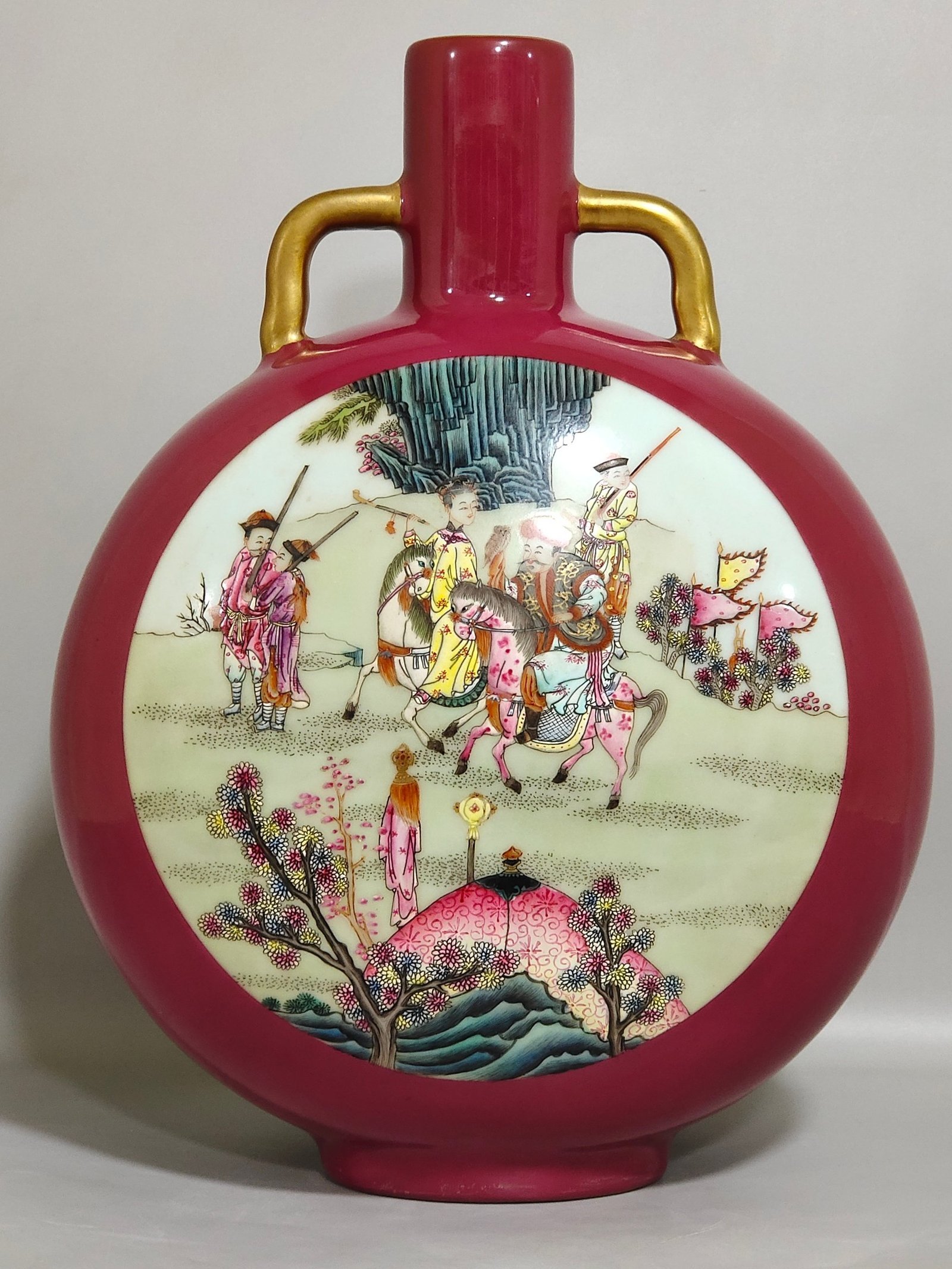 Qing Dynasty Qianlong rouge red window hunting picture holding the moon vase