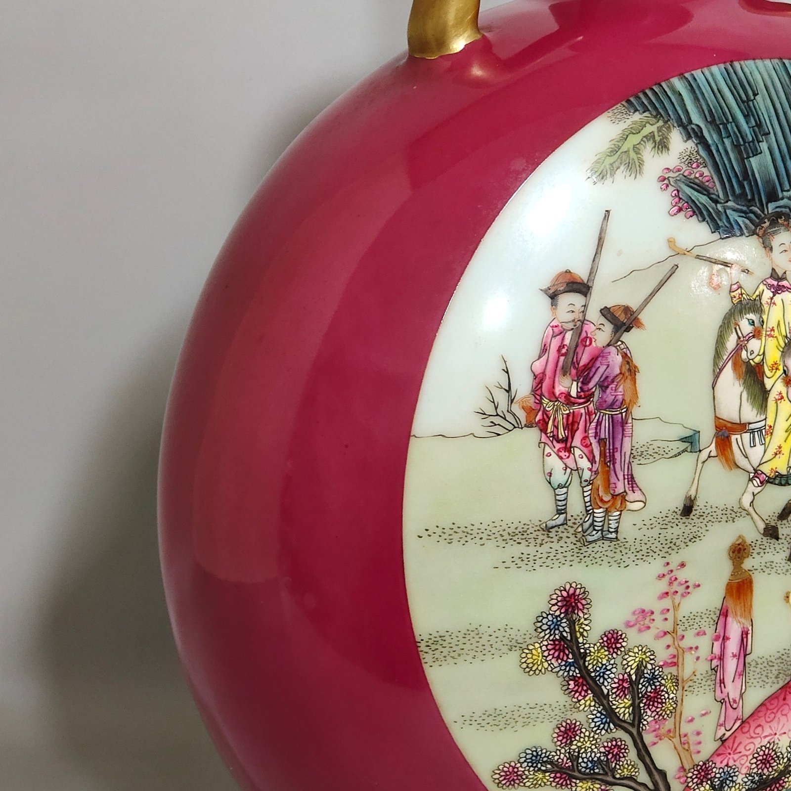 Qing Dynasty Qianlong rouge red window hunting picture holding the moon vase