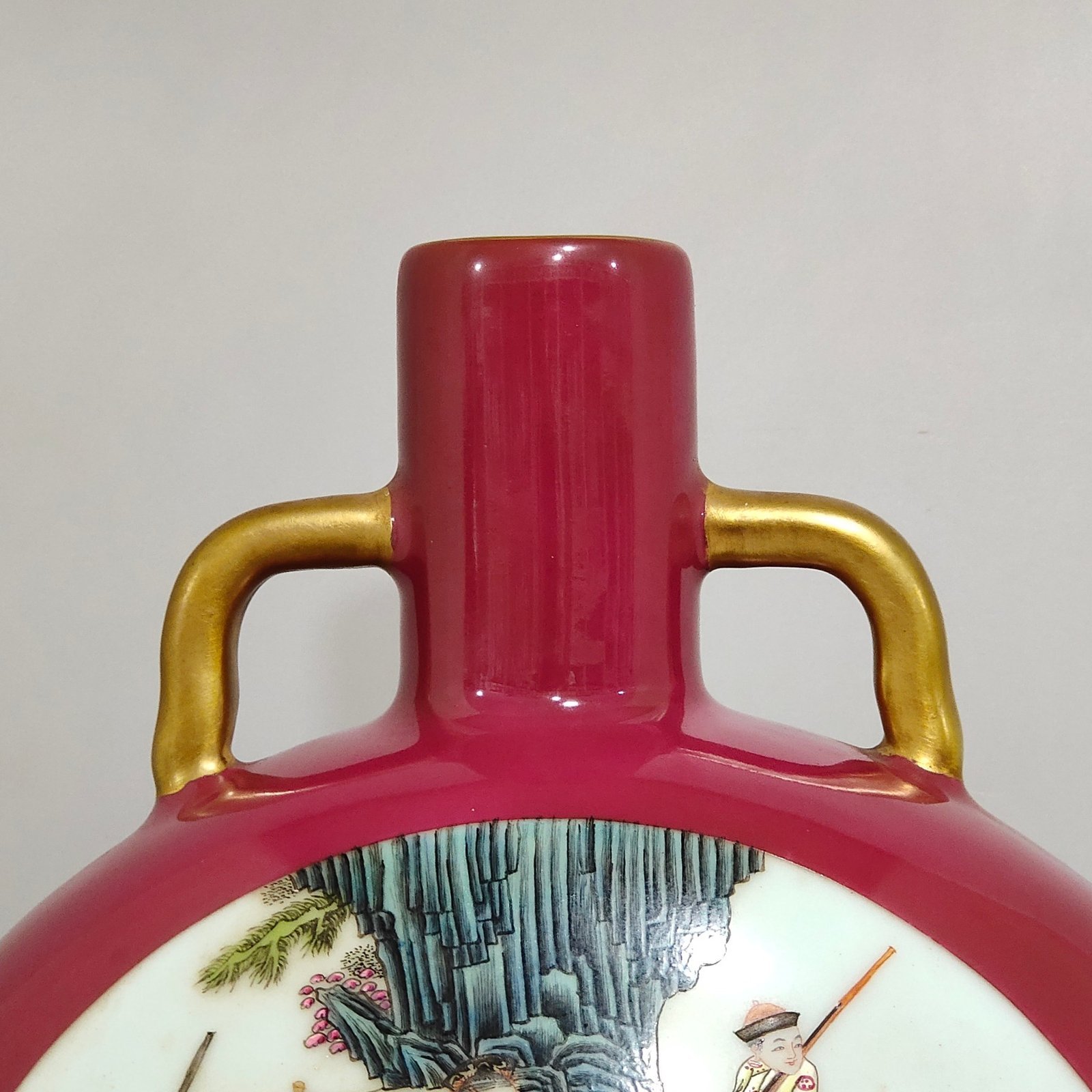 Qing Dynasty Qianlong rouge red window hunting picture holding the moon vase