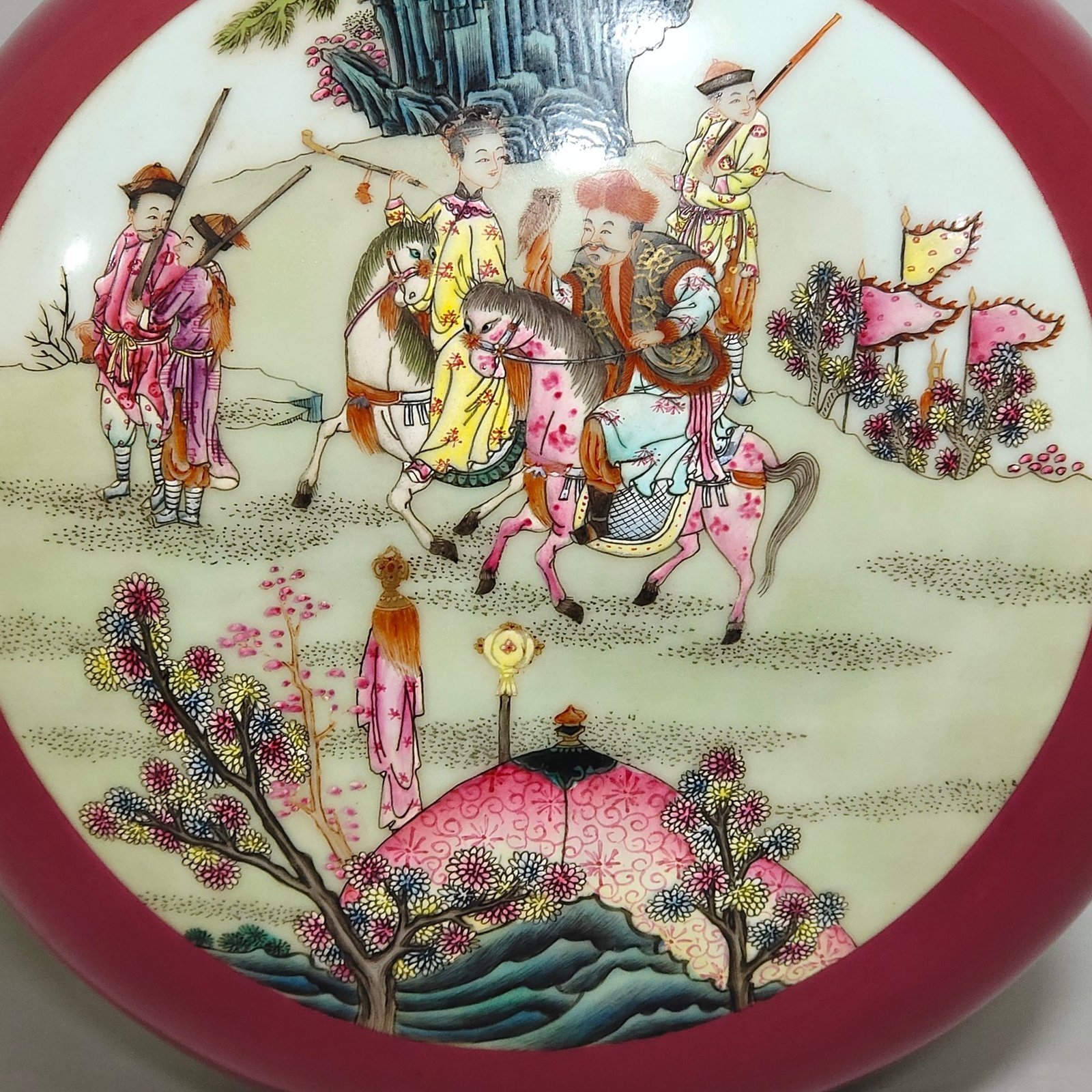 Qing Dynasty Qianlong rouge red window hunting picture holding the moon vase