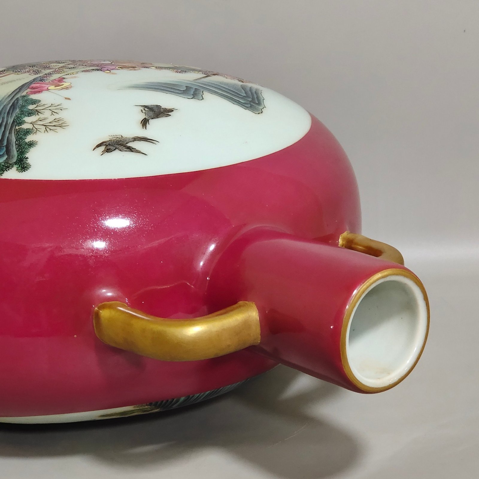 Qing Dynasty Qianlong rouge red window hunting picture holding the moon vase