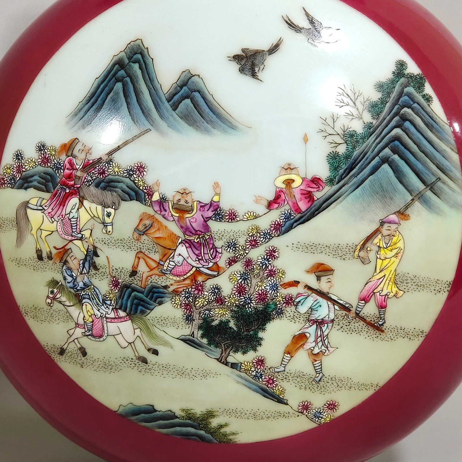 Qing Dynasty Qianlong rouge red window hunting picture holding the moon vase