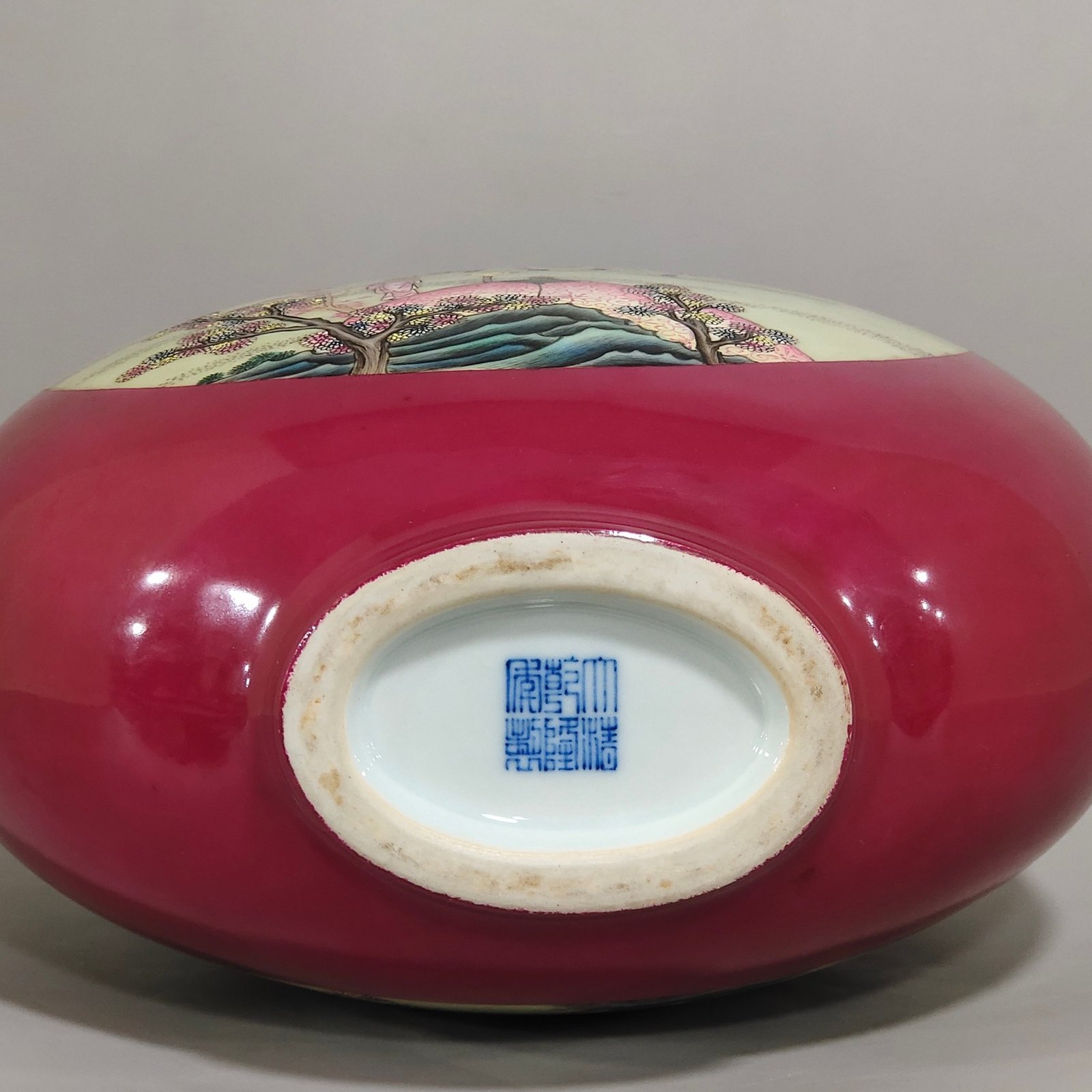 Qing Dynasty Qianlong rouge red window hunting picture holding the moon vase