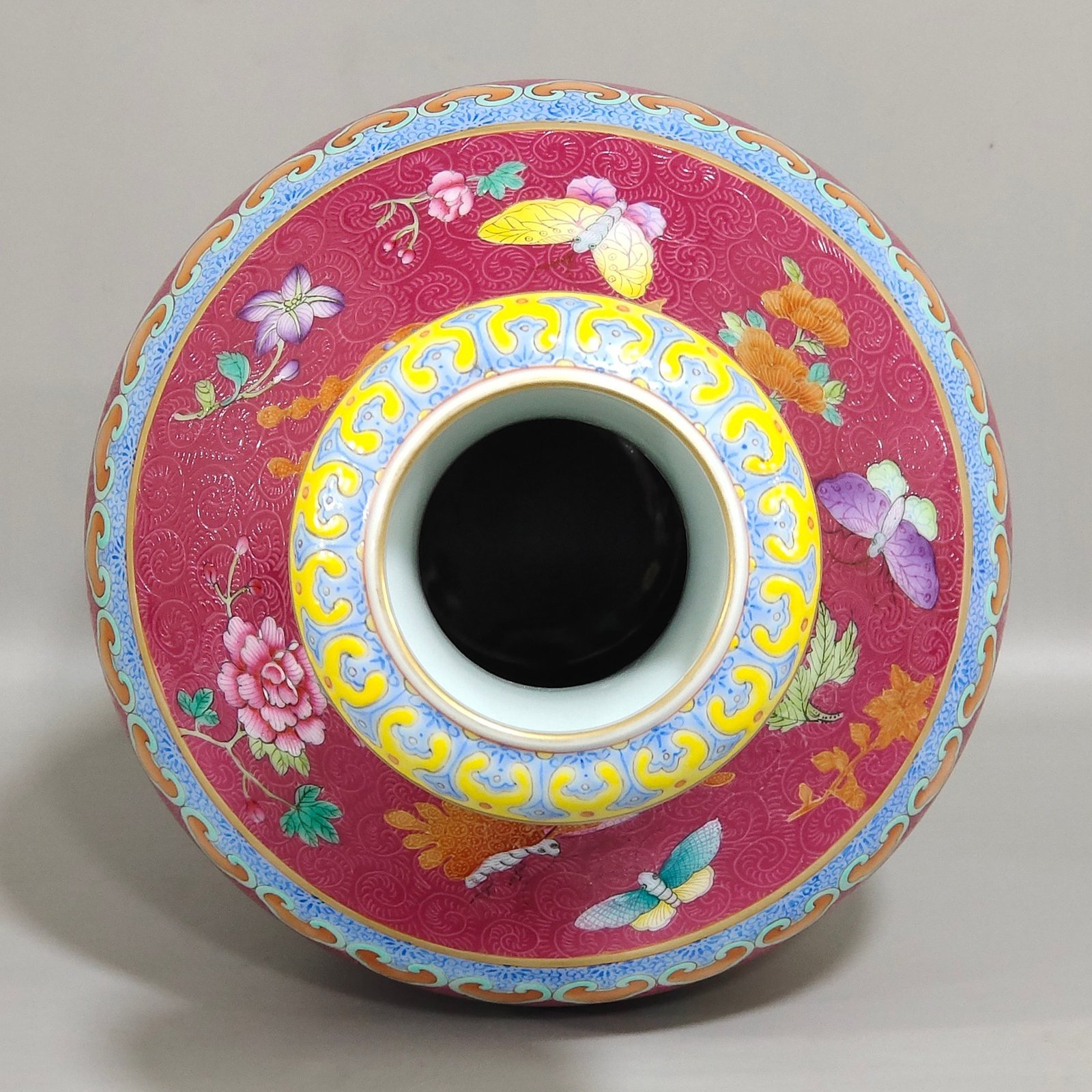 Qing Dynasty Qianlong rouge red butterfly love vase