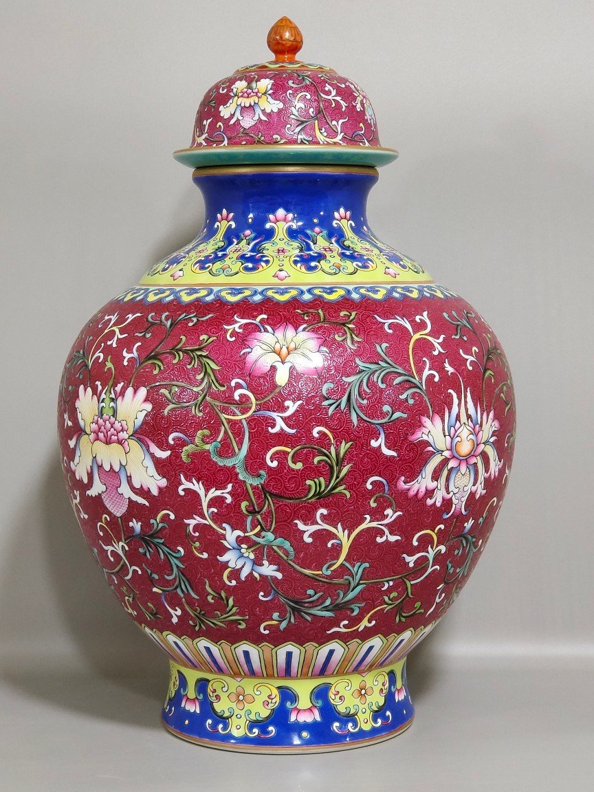 Qing Dynasty Qianlong rouge red grilled Fushou jar with lid