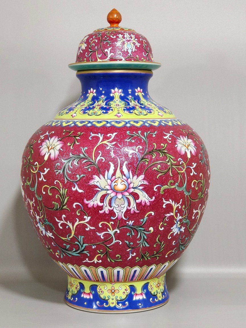 Qing Dynasty Qianlong rouge red grilled Fushou jar with lid