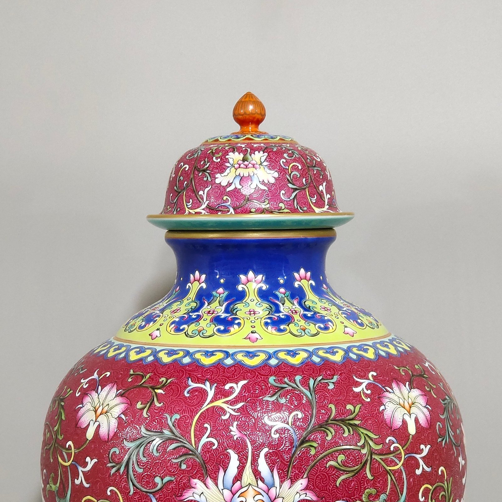 Qing Dynasty Qianlong rouge red grilled Fushou jar with lid