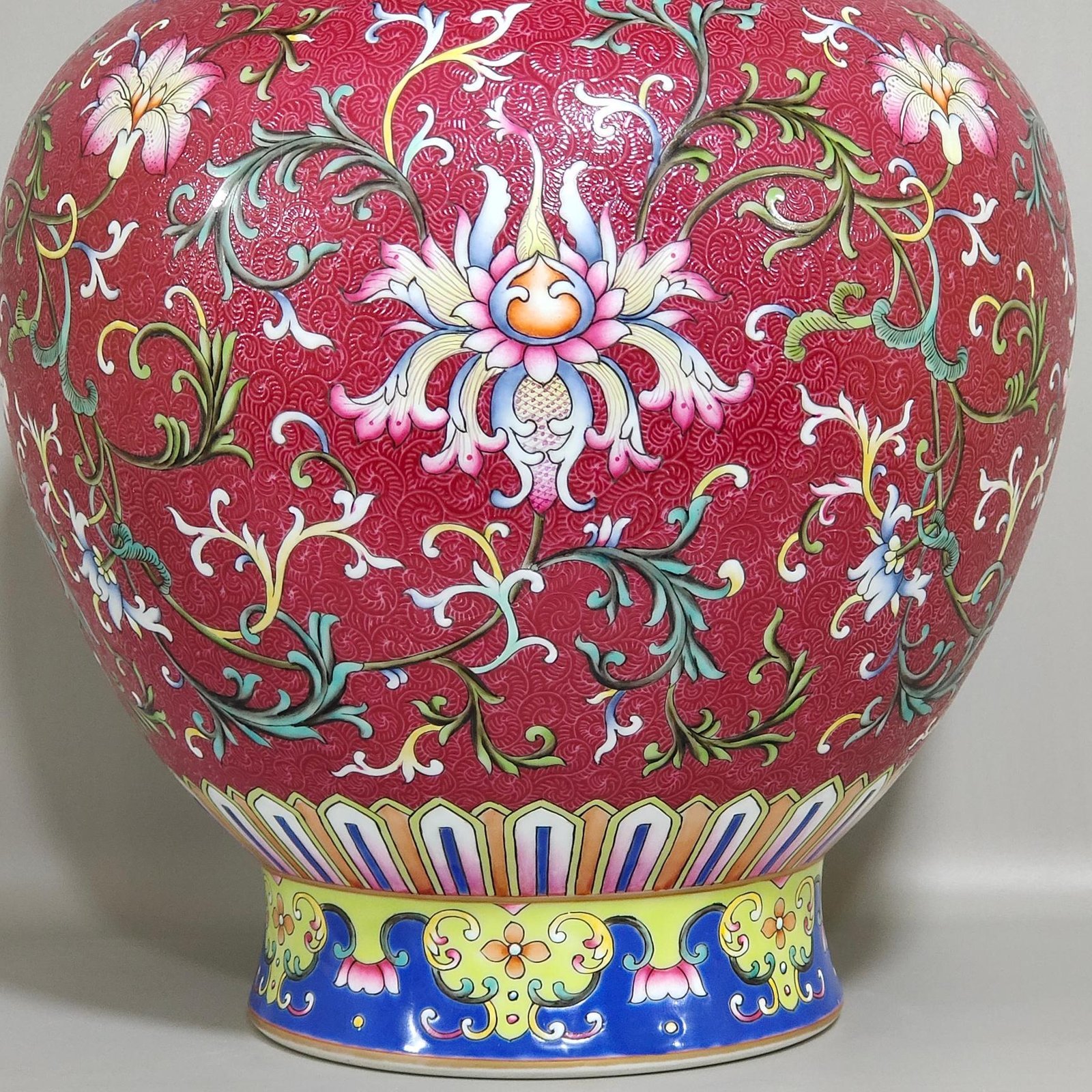Qing Dynasty Qianlong rouge red grilled Fushou jar with lid