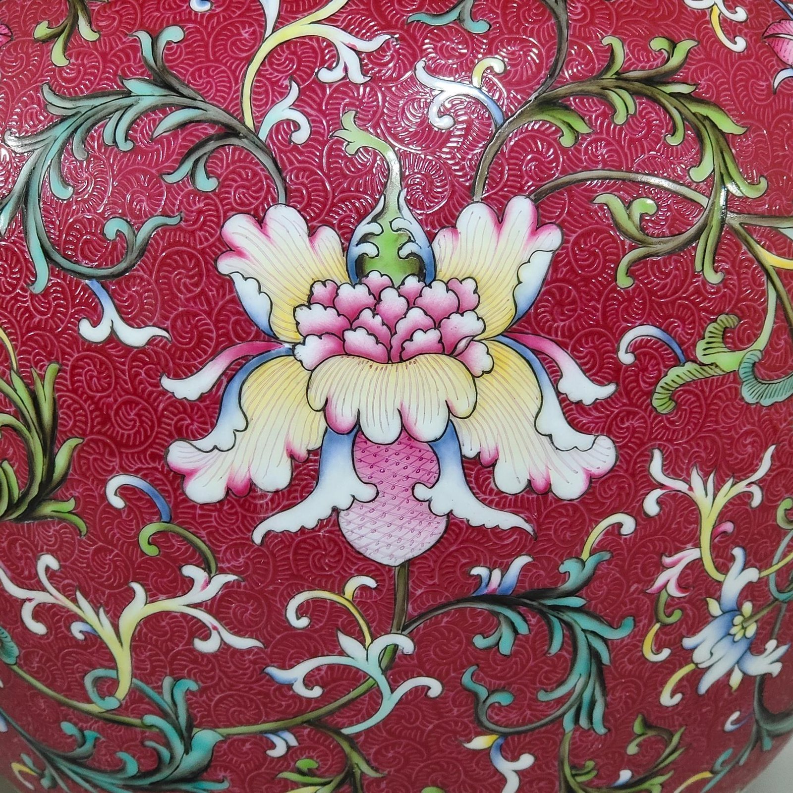 Qing Dynasty Qianlong rouge red grilled Fushou jar with lid