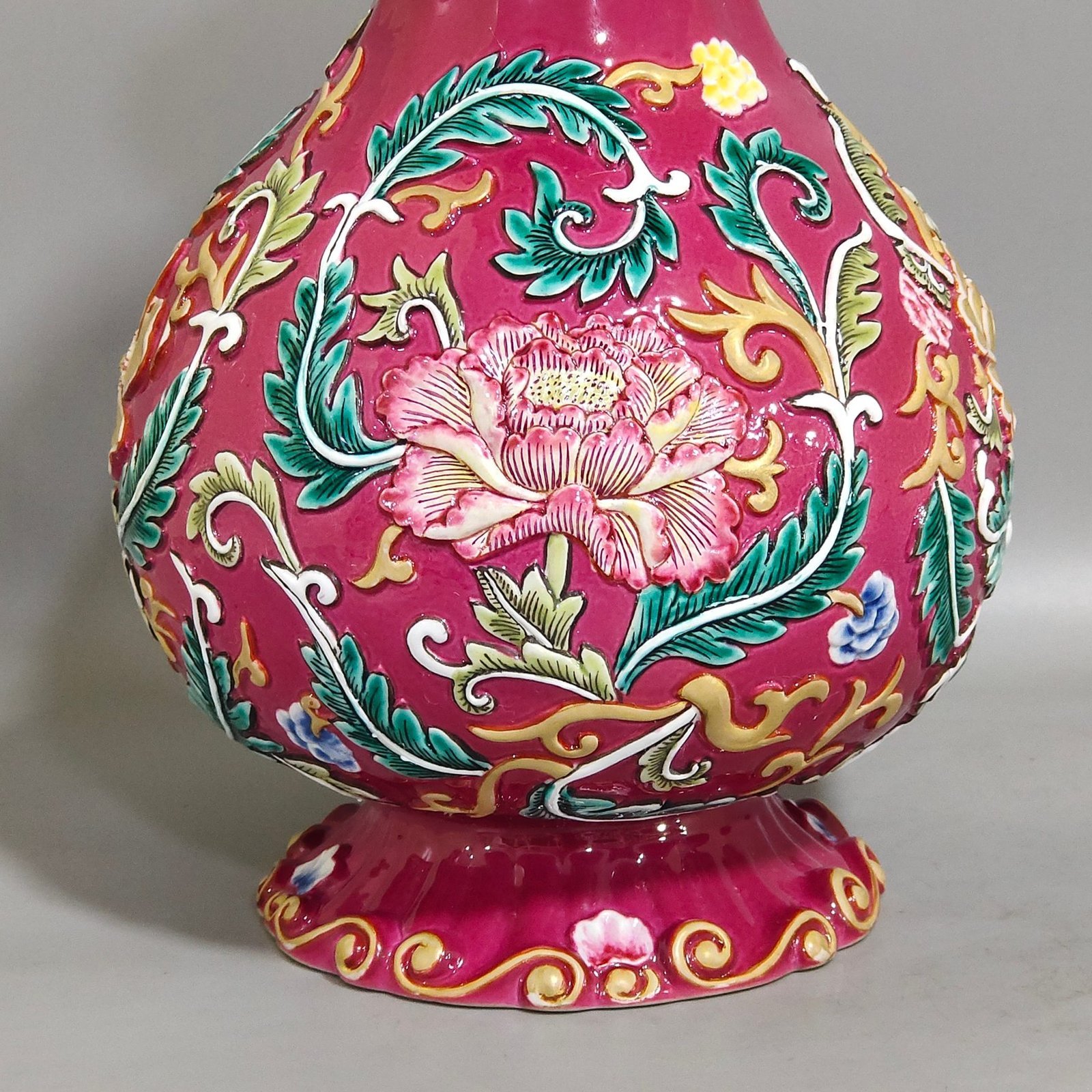 Qing Dynasty Qianlong rouge red relief flower jade pot spring vase