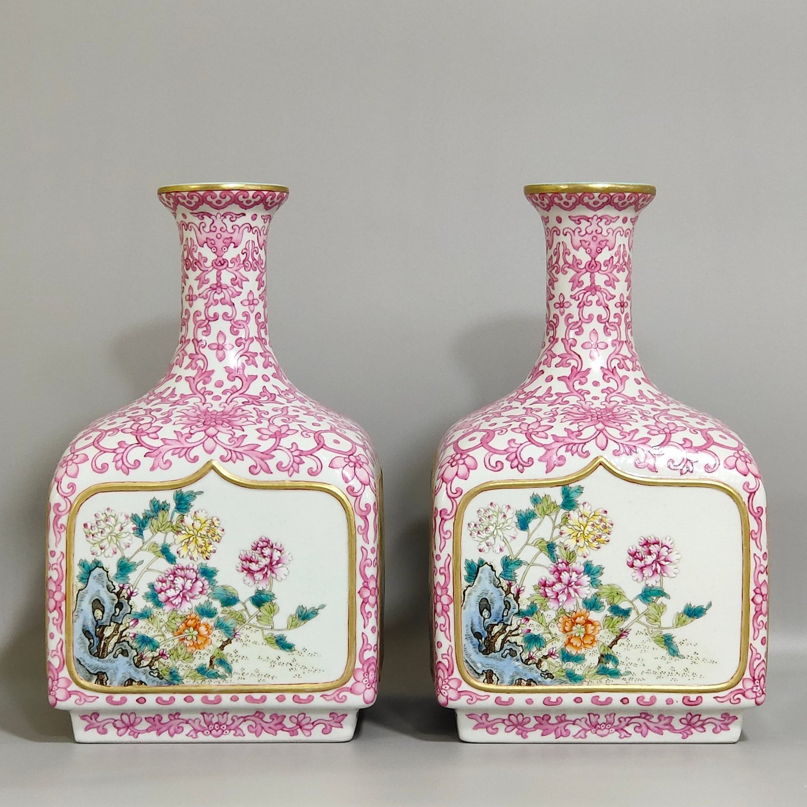 Qing Dynasty Qianlong rouge red Fushou continuous window four season vase