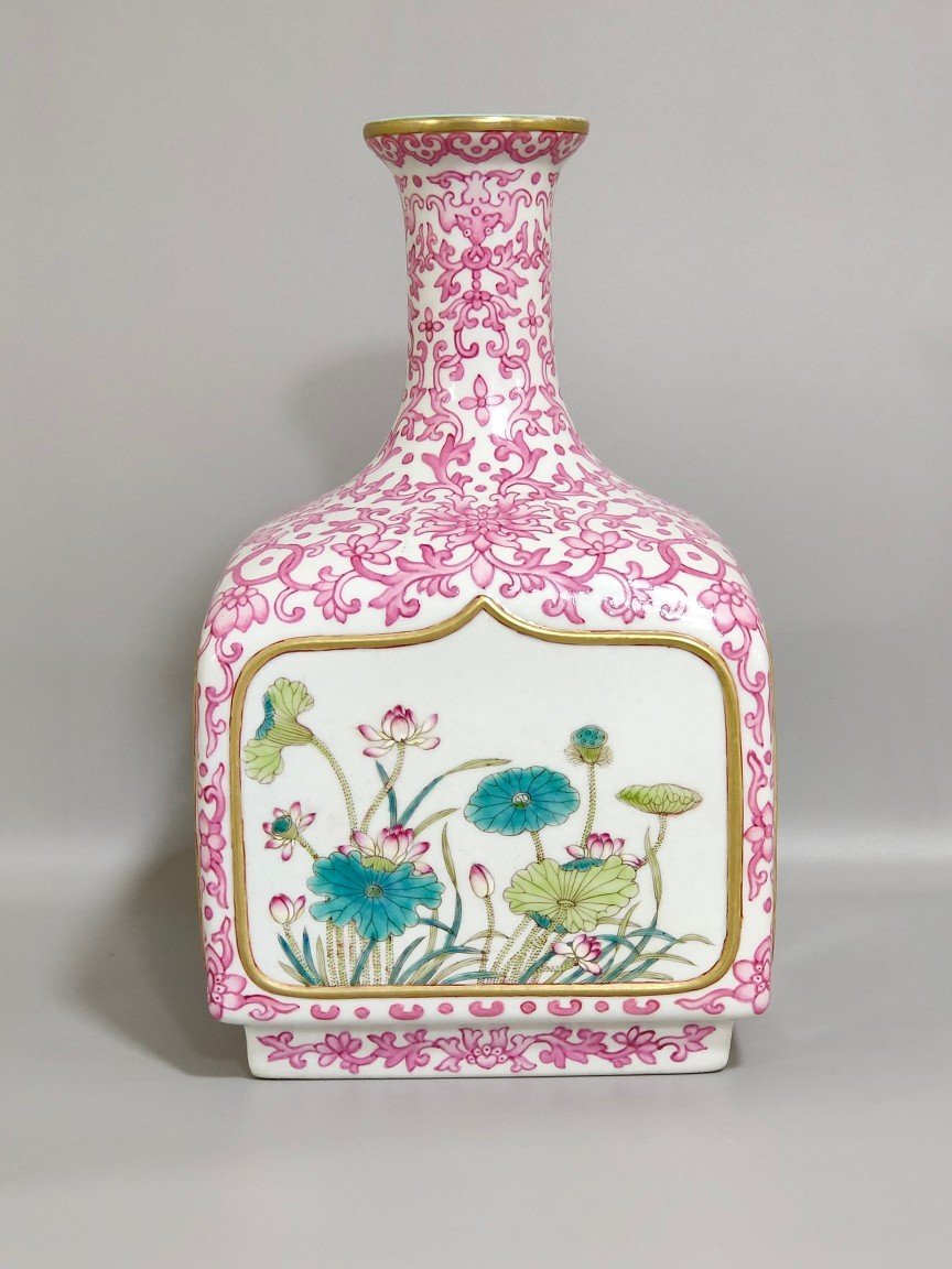 Qing Dynasty Qianlong rouge red Fushou continuous window four season vase