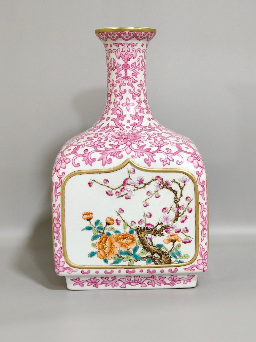 Qing Dynasty Qianlong rouge red Fushou continuous window four season vase
