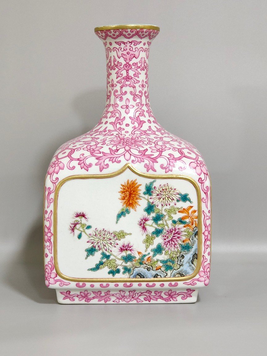 Qing Dynasty Qianlong rouge red Fushou continuous window four season vase