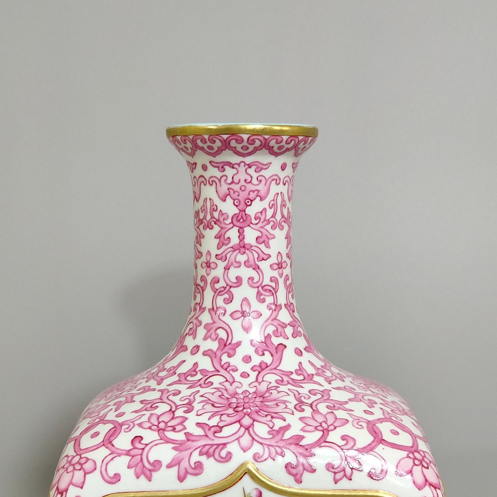 Qing Dynasty Qianlong rouge red Fushou continuous window four season vase