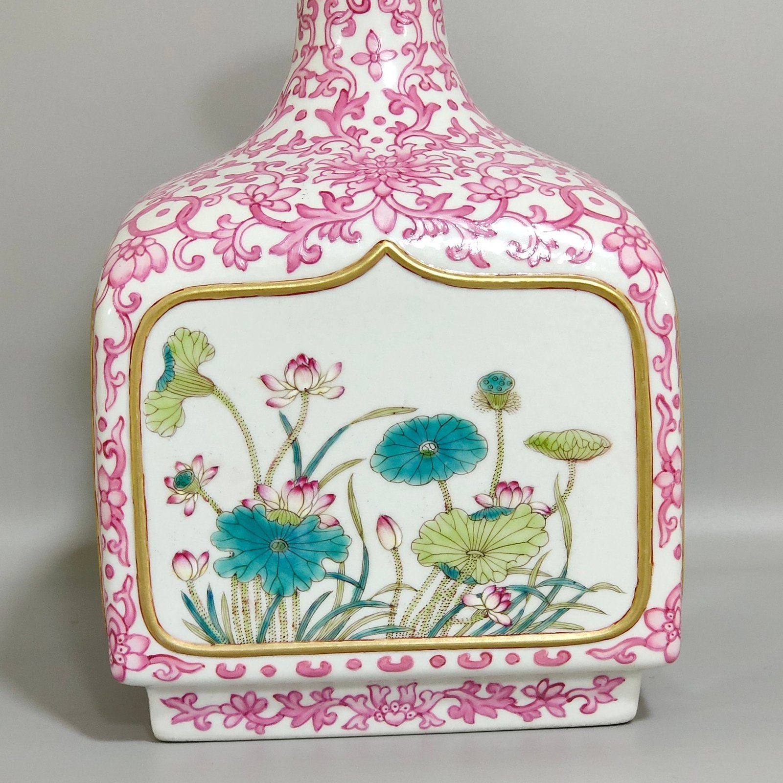 Qing Dynasty Qianlong rouge red Fushou continuous window four season vase