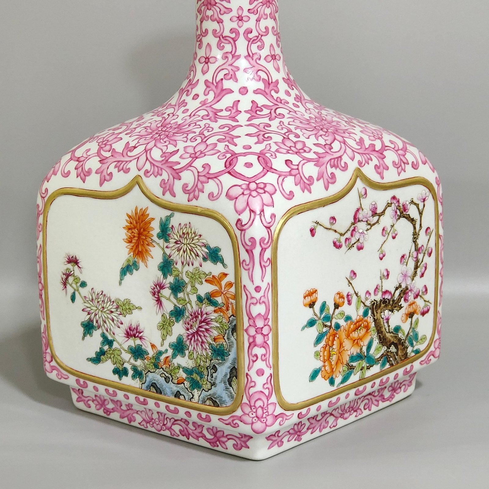 Qing Dynasty Qianlong rouge red Fushou continuous window four season vase