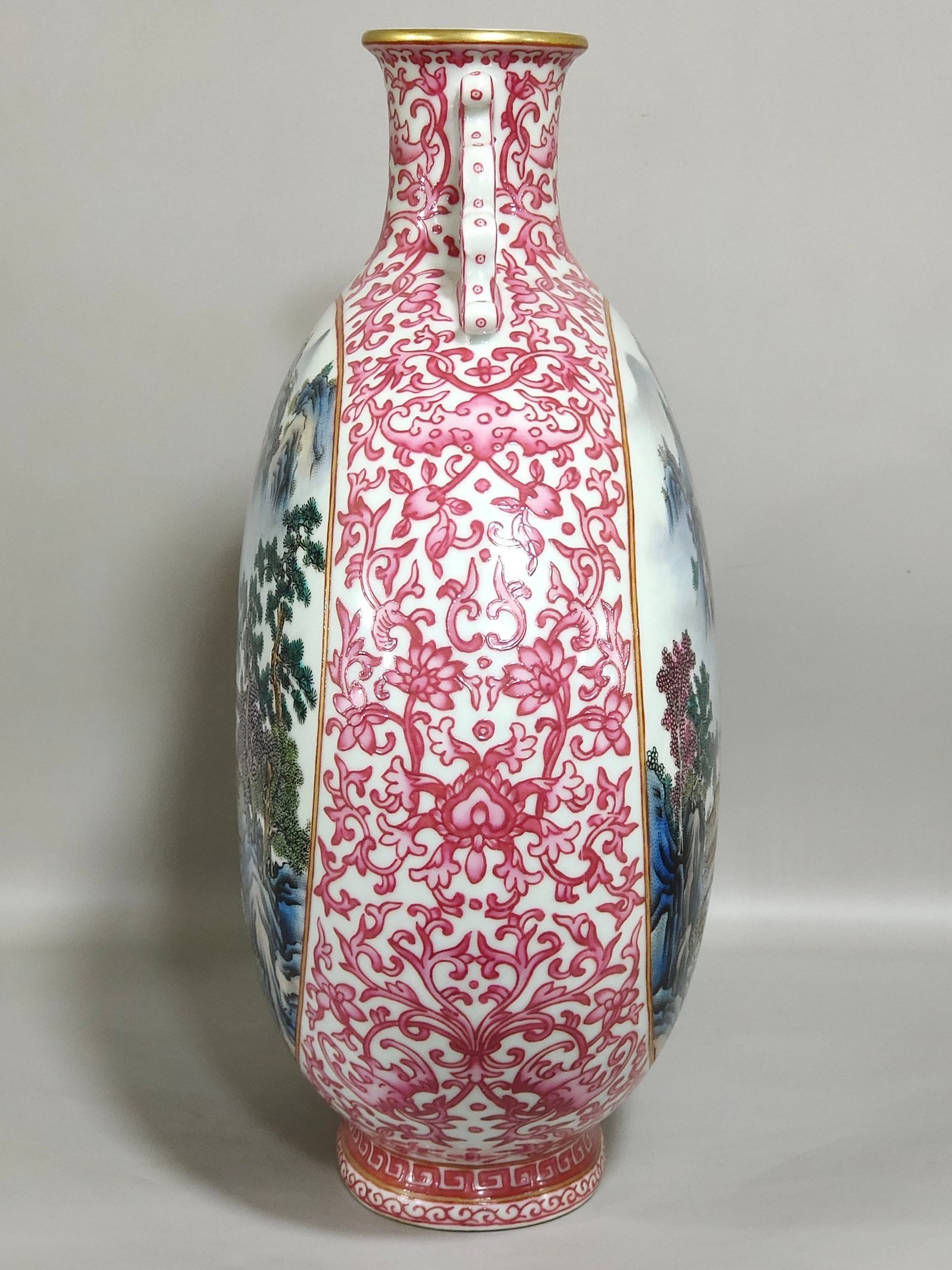 Qing Dynasty Qianlong rouge red Fushou continuous window landscape attic holding moon vase