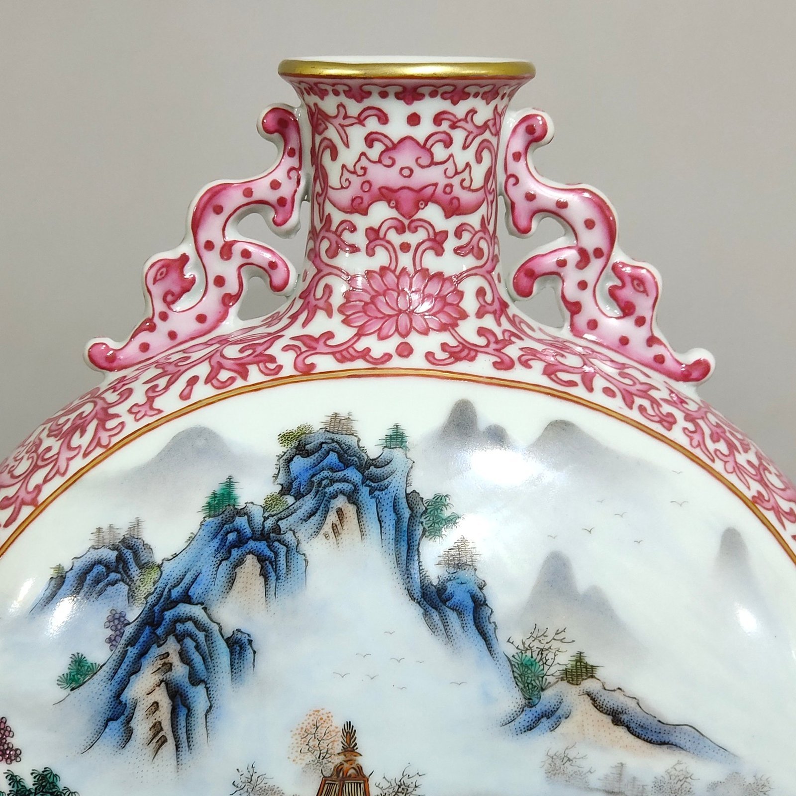Qing Dynasty Qianlong rouge red Fushou continuous window landscape attic holding moon vase