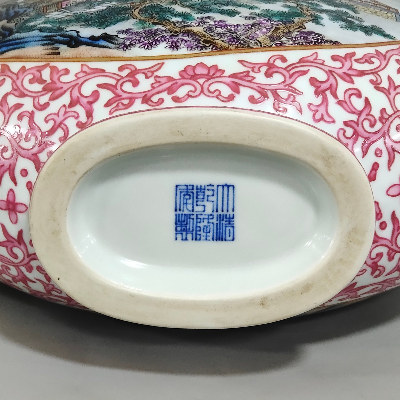 Qing Dynasty Qianlong rouge red Fushou continuous window landscape attic holding moon vase