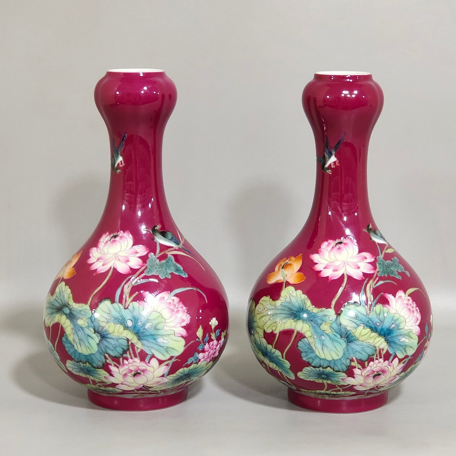 Qing Dynasty Qianlong rouge red kingfisher lotus and garlic vase