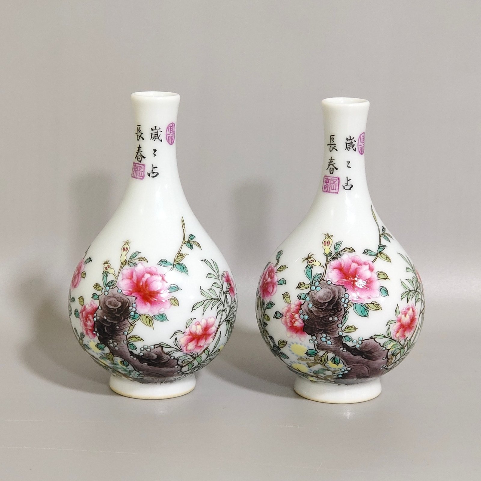 Qing Dynasty Qianlong flower inscribed snuff bottle