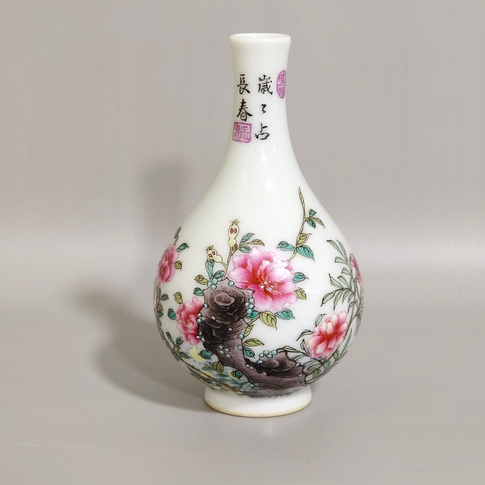 Qing Dynasty Qianlong flower inscribed snuff bottle