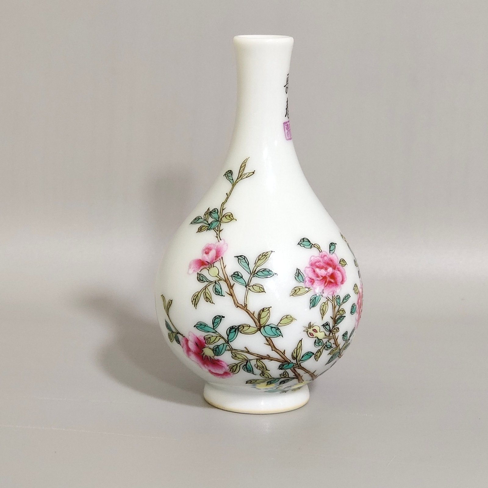 Qing Dynasty Qianlong flower inscribed snuff bottle