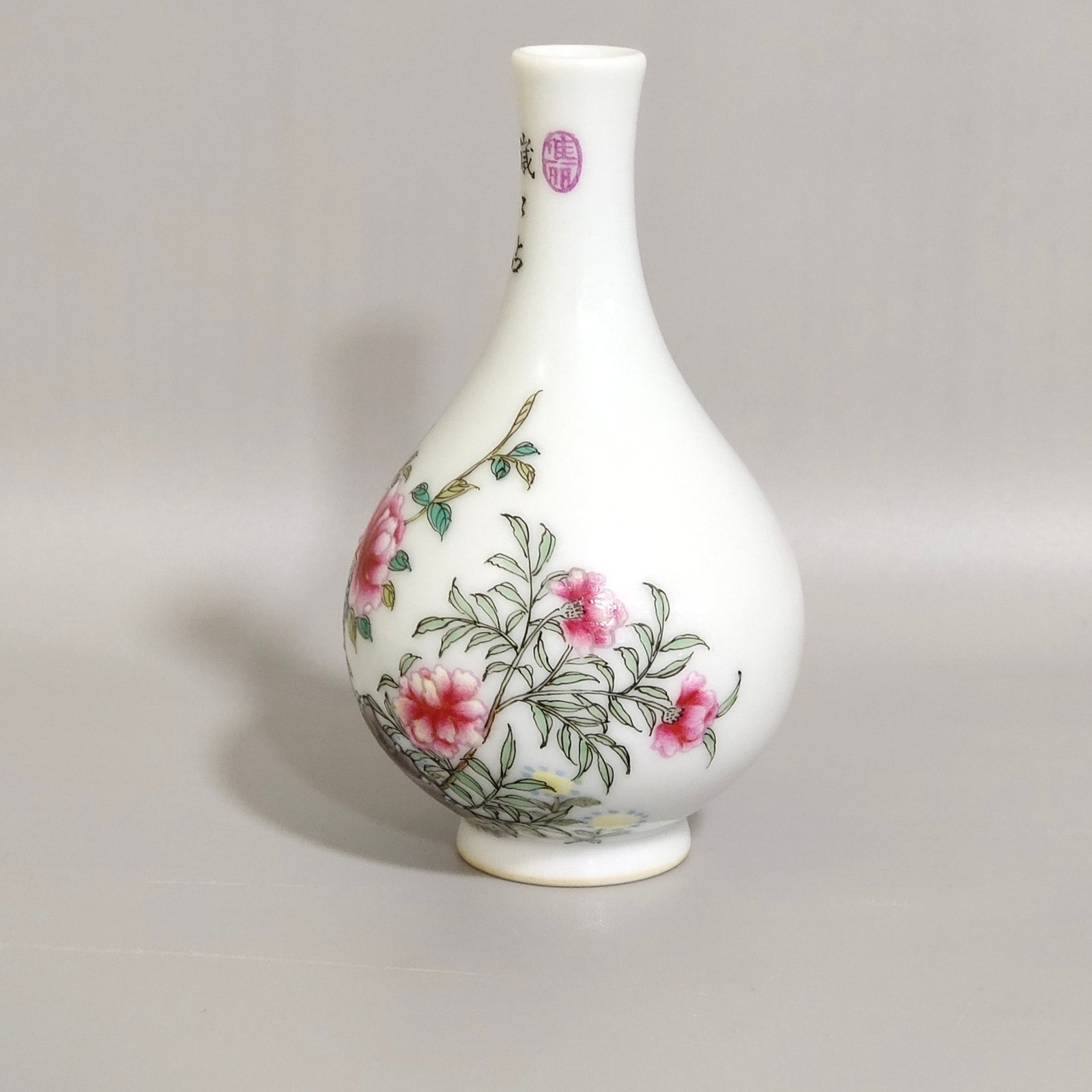 Qing Dynasty Qianlong flower inscribed snuff bottle