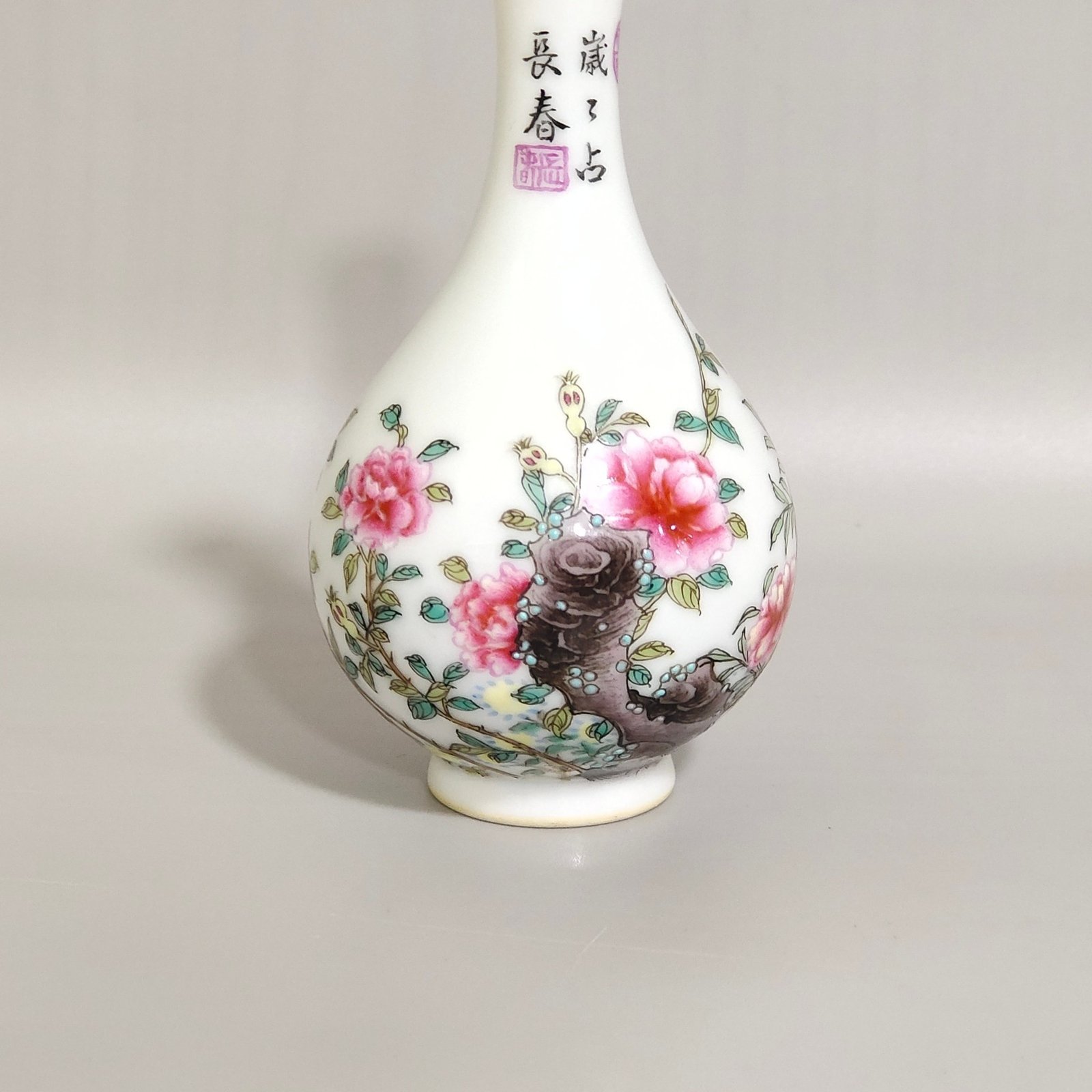 Qing Dynasty Qianlong flower inscribed snuff bottle