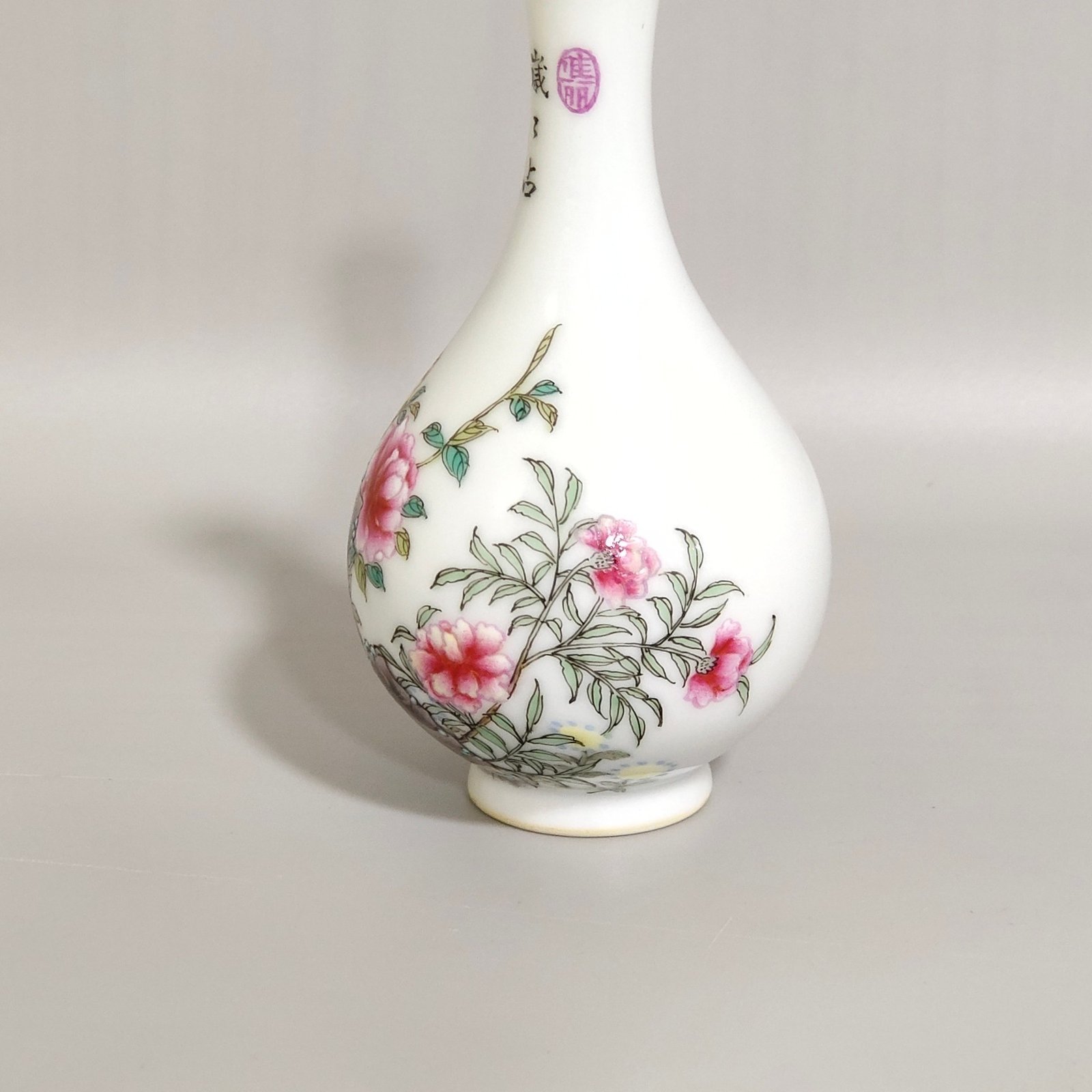 Qing Dynasty Qianlong flower inscribed snuff bottle