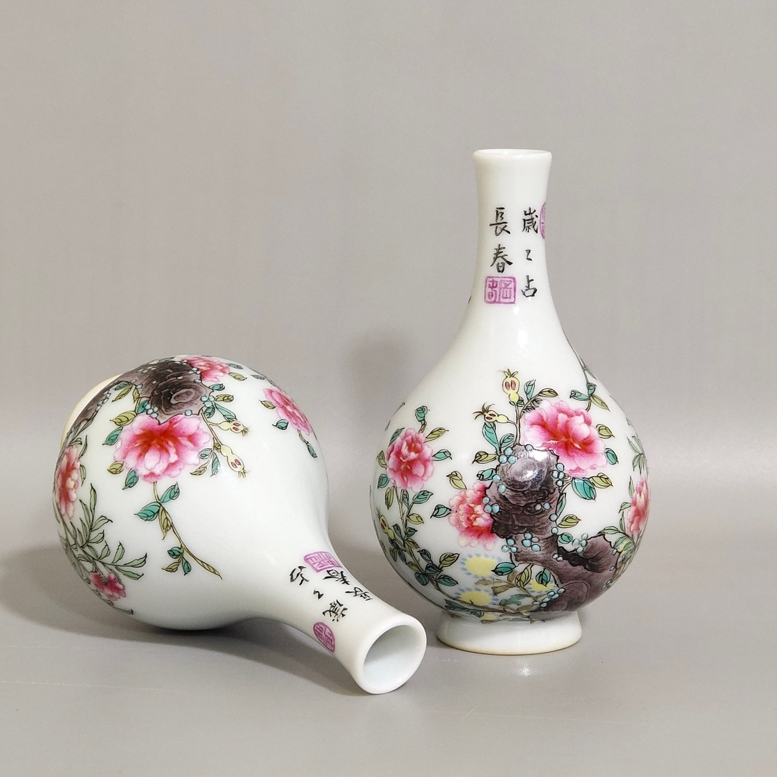 Qing Dynasty Qianlong flower inscribed snuff bottle