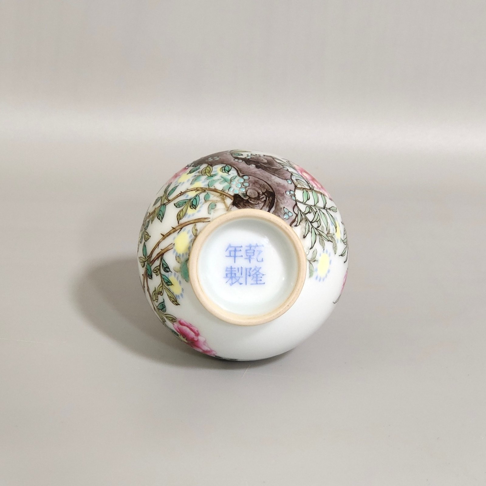 Qing Dynasty Qianlong flower inscribed snuff bottle