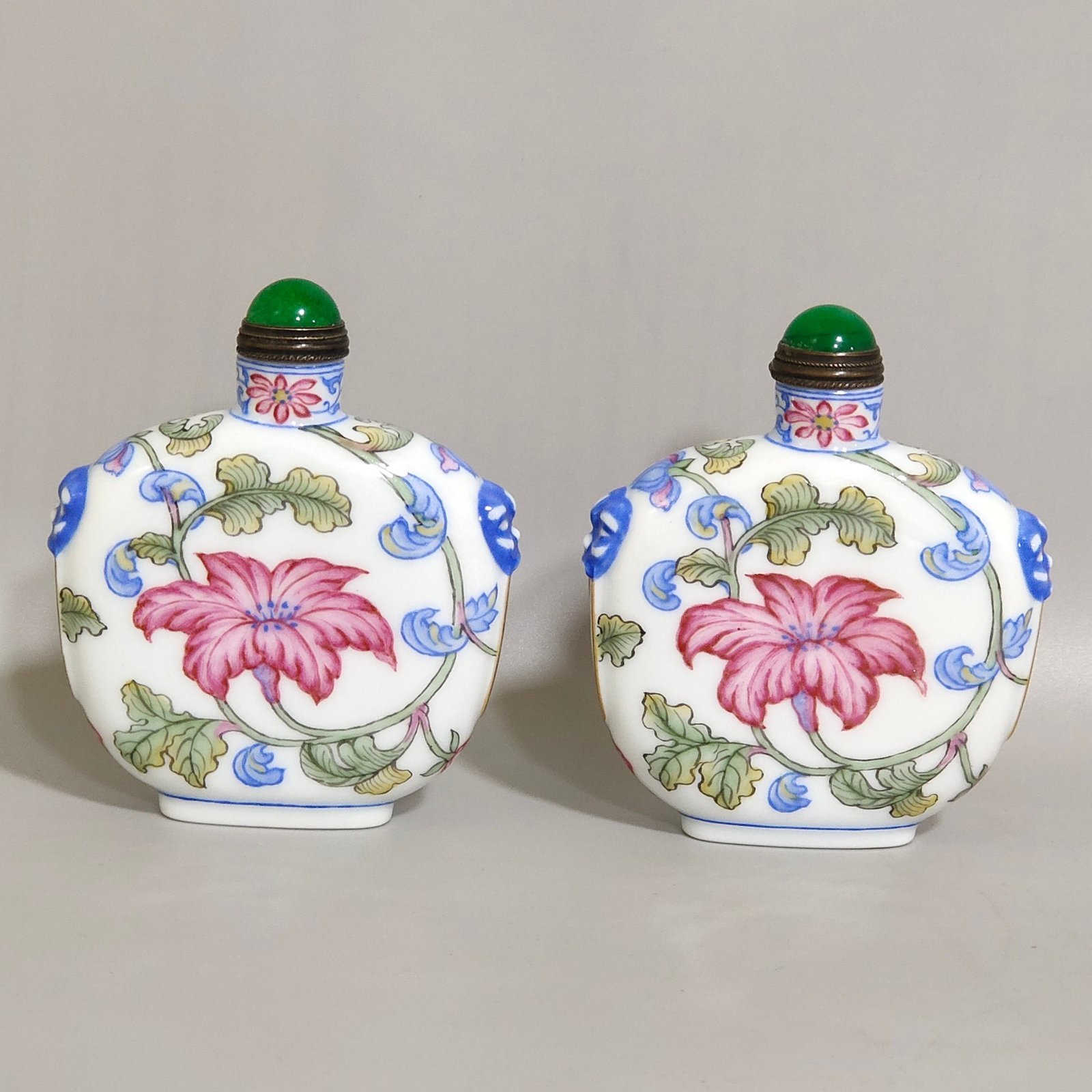 Qing Dynasty Qianlong floral snuff bottle